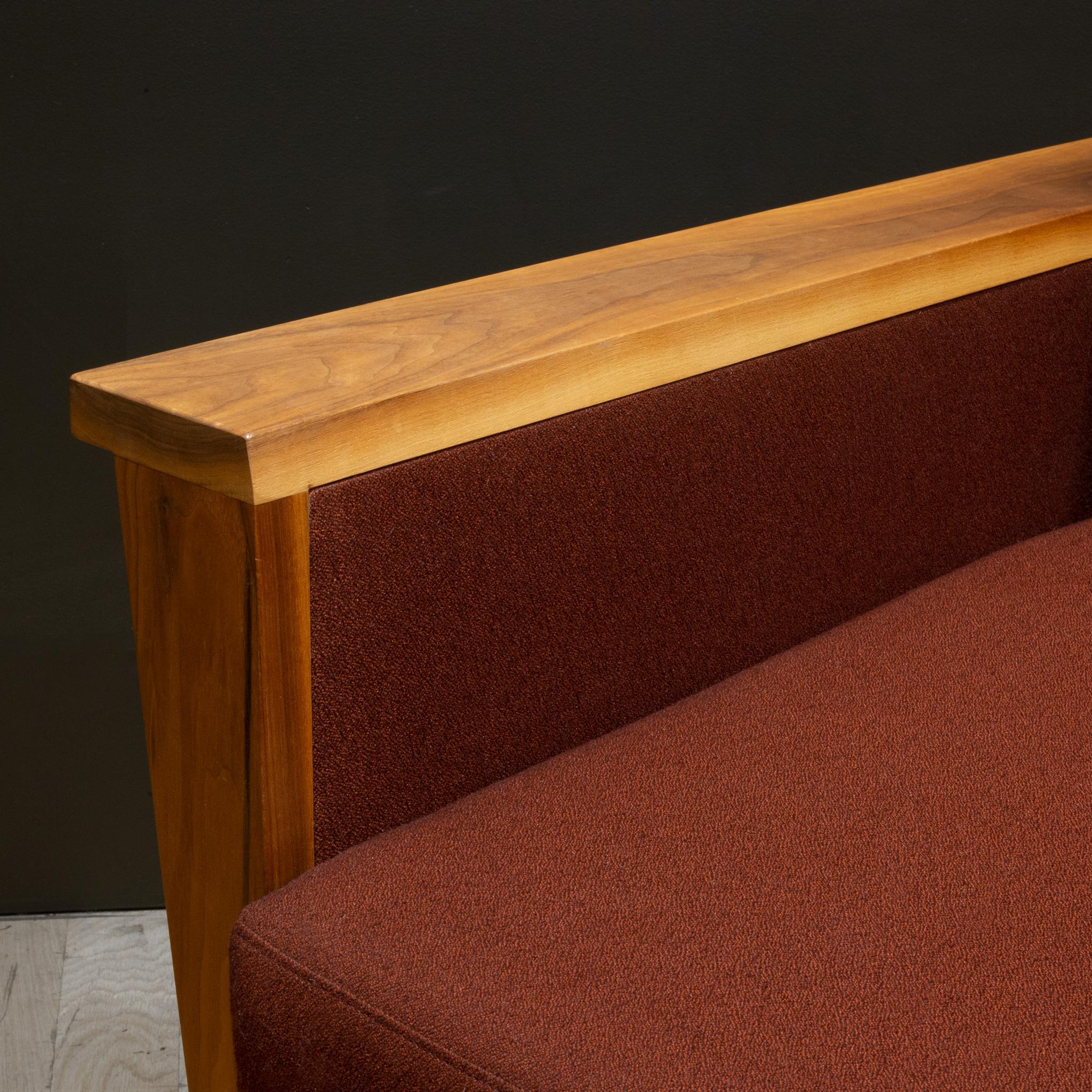 Handgefertigtes Louise-Sofa aus Bronze und Nussbaumholz von Token, New York im Angebot 2