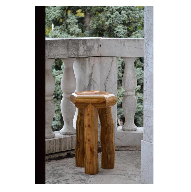 Sedia Segmento Pine Log di David David, realizzata artigianalmente in legno massiccio di colore marrone, da David David in vendita 4