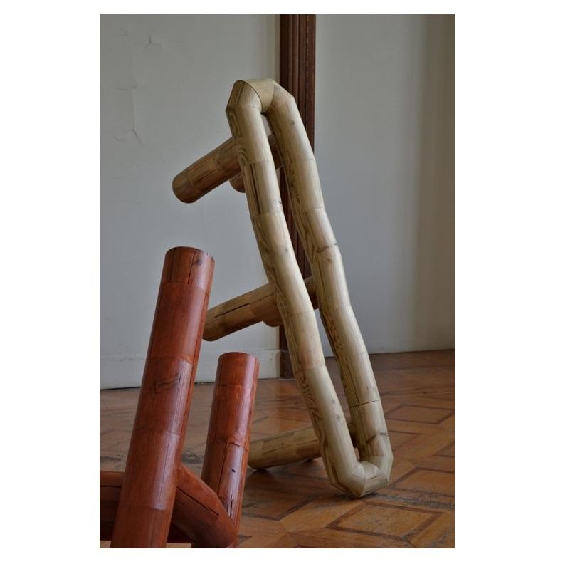 Sedia Segmento Pine Log di David David, realizzata artigianalmente in legno massiccio di colore marrone, da David David in vendita 8