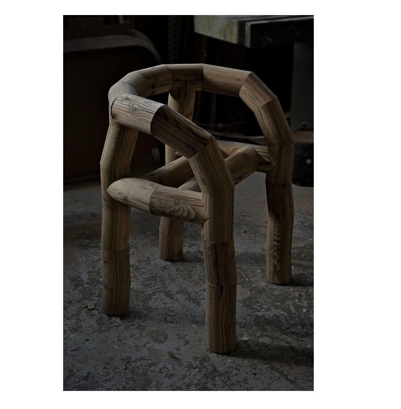 Sedia Segmento Pine Log di David David, realizzata artigianalmente in legno massiccio di colore marrone, da David David in vendita 10