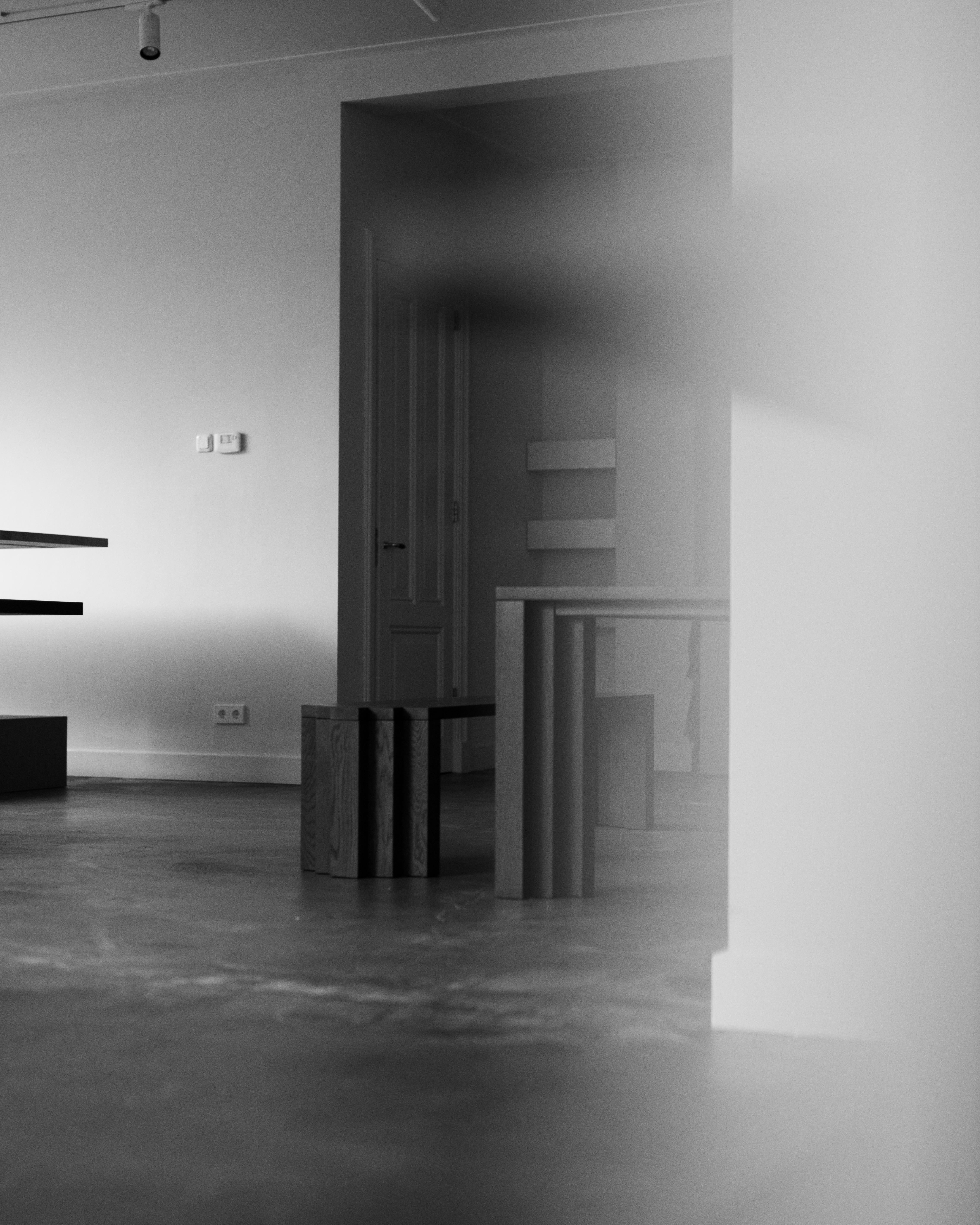 Handcrafted Brutalist Cadence Table in Solid Dark Brown French Oak - Mokko en vente 6