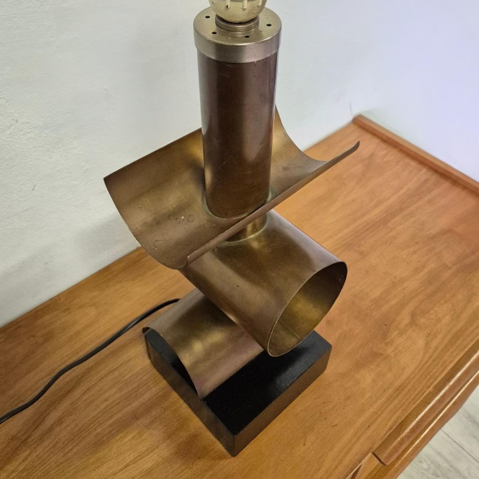 Handcrafted brutalist copper table lamp, Netherlands 1960s For Sale 2