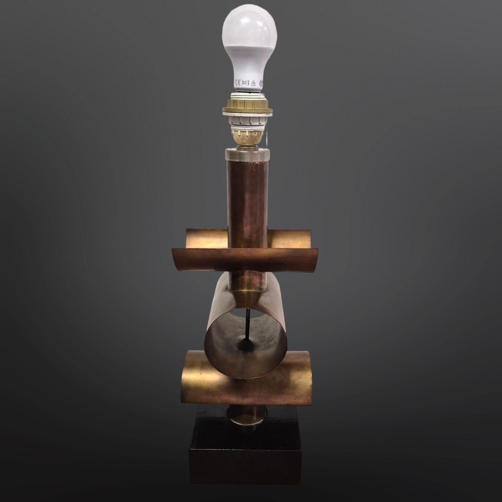 Handcrafted brutalist copper table lamp, Netherlands 1960s For Sale 4
