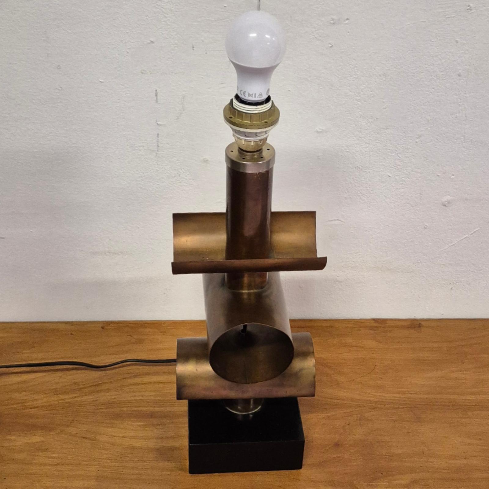 Handcrafted brutalist copper table lamp, Netherlands 1960s For Sale 5