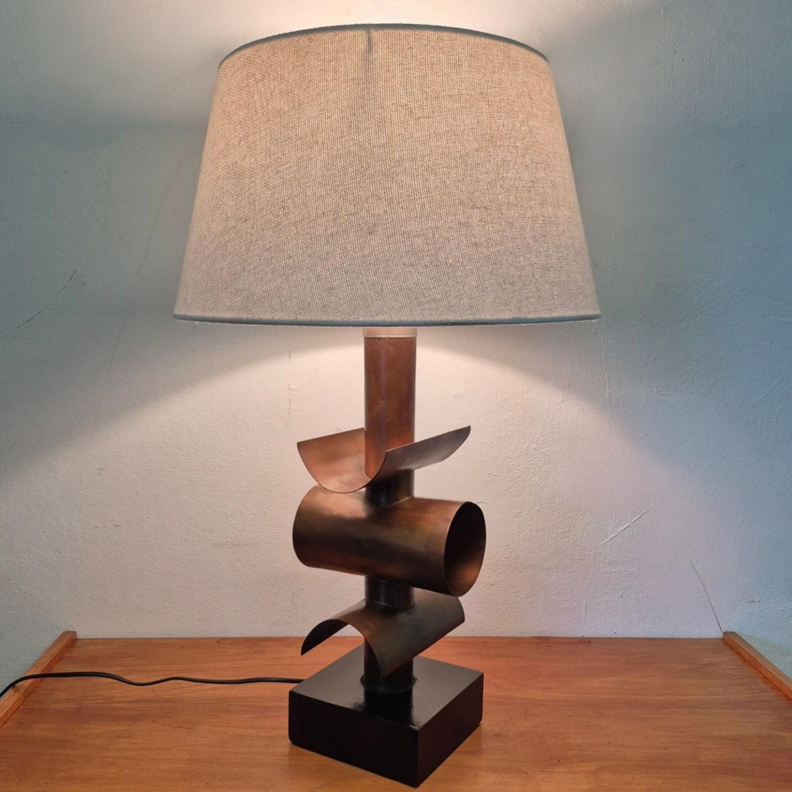 Dutch Handcrafted brutalist copper table lamp, Netherlands 1960s For Sale