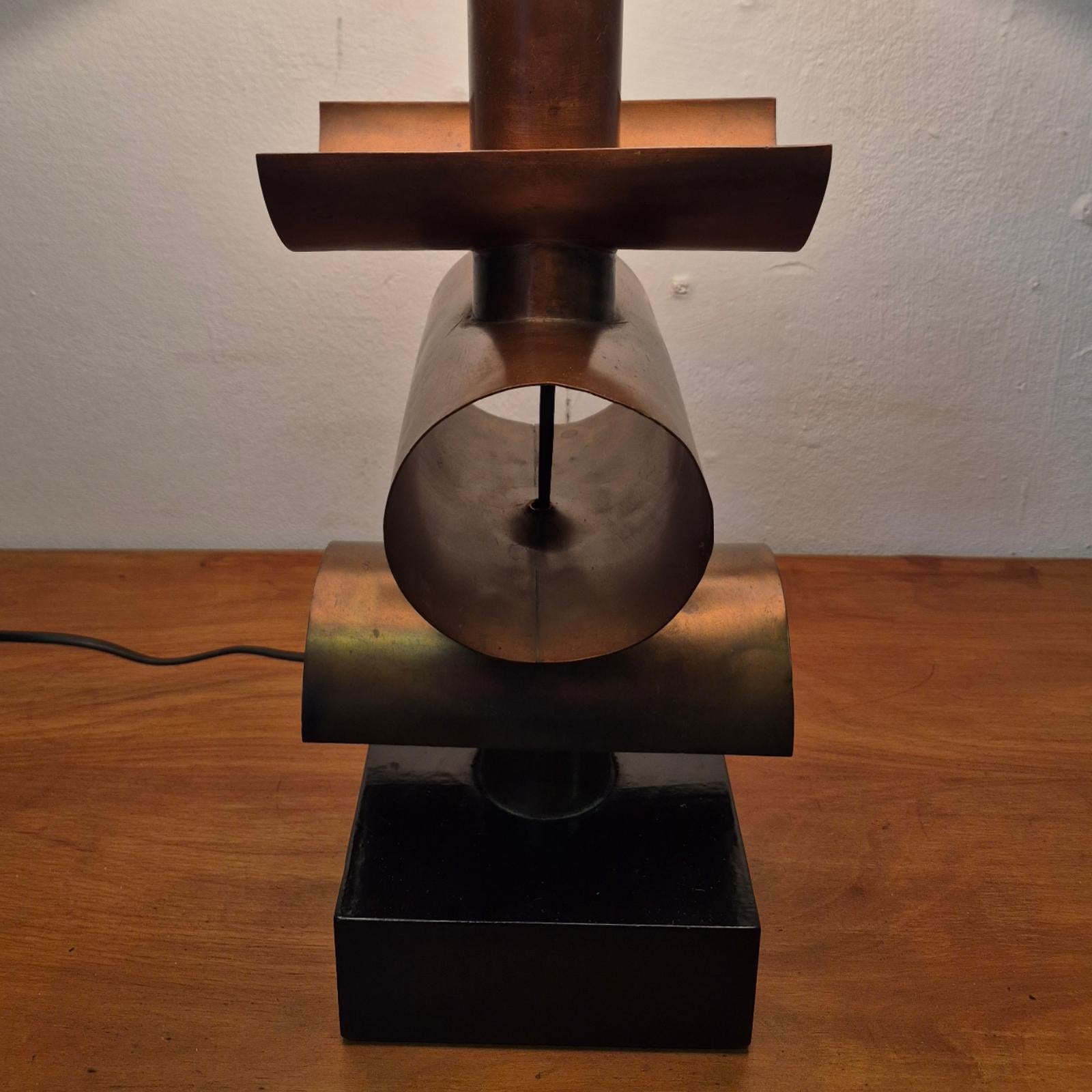 Handcrafted brutalist copper table lamp, Netherlands 1960s In Good Condition For Sale In ECHT, NL