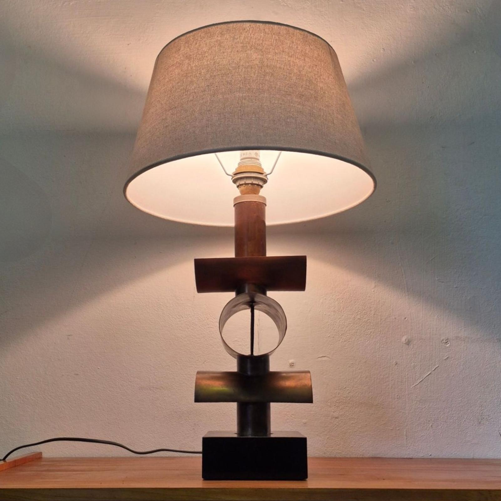 20th Century Handcrafted brutalist copper table lamp, Netherlands 1960s For Sale