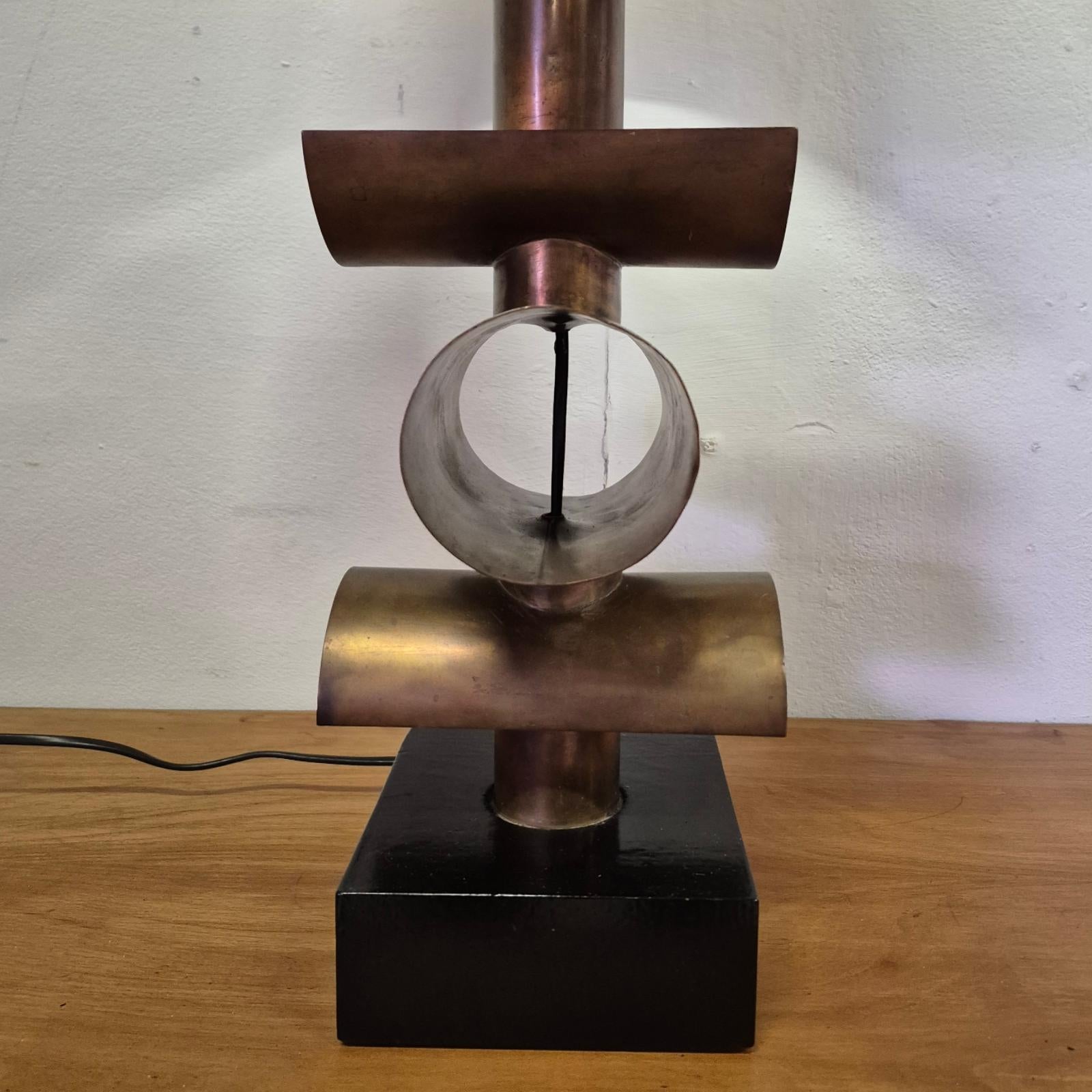 Handcrafted brutalist copper table lamp, Netherlands 1960s For Sale 1