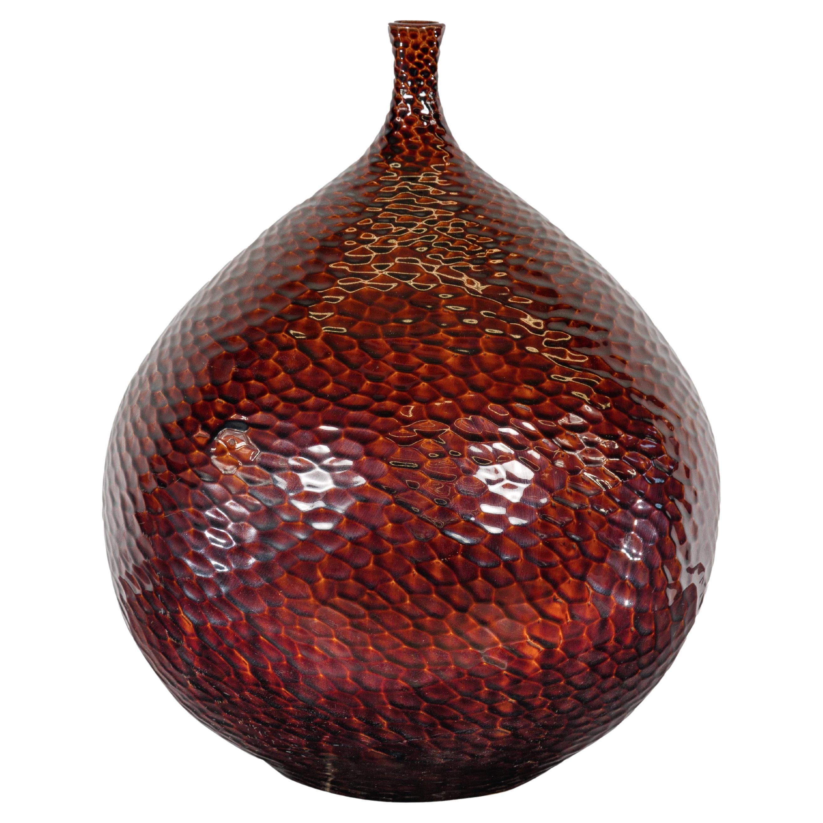 Handgefertigte burgunderrote Vase in Glühbirnenform mit strukturierten honigfarbenen Motiven im Stil