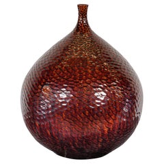 Handgefertigte burgunderrote Vase in Glühbirnenform mit strukturierten honigfarbenen Motiven im Stil