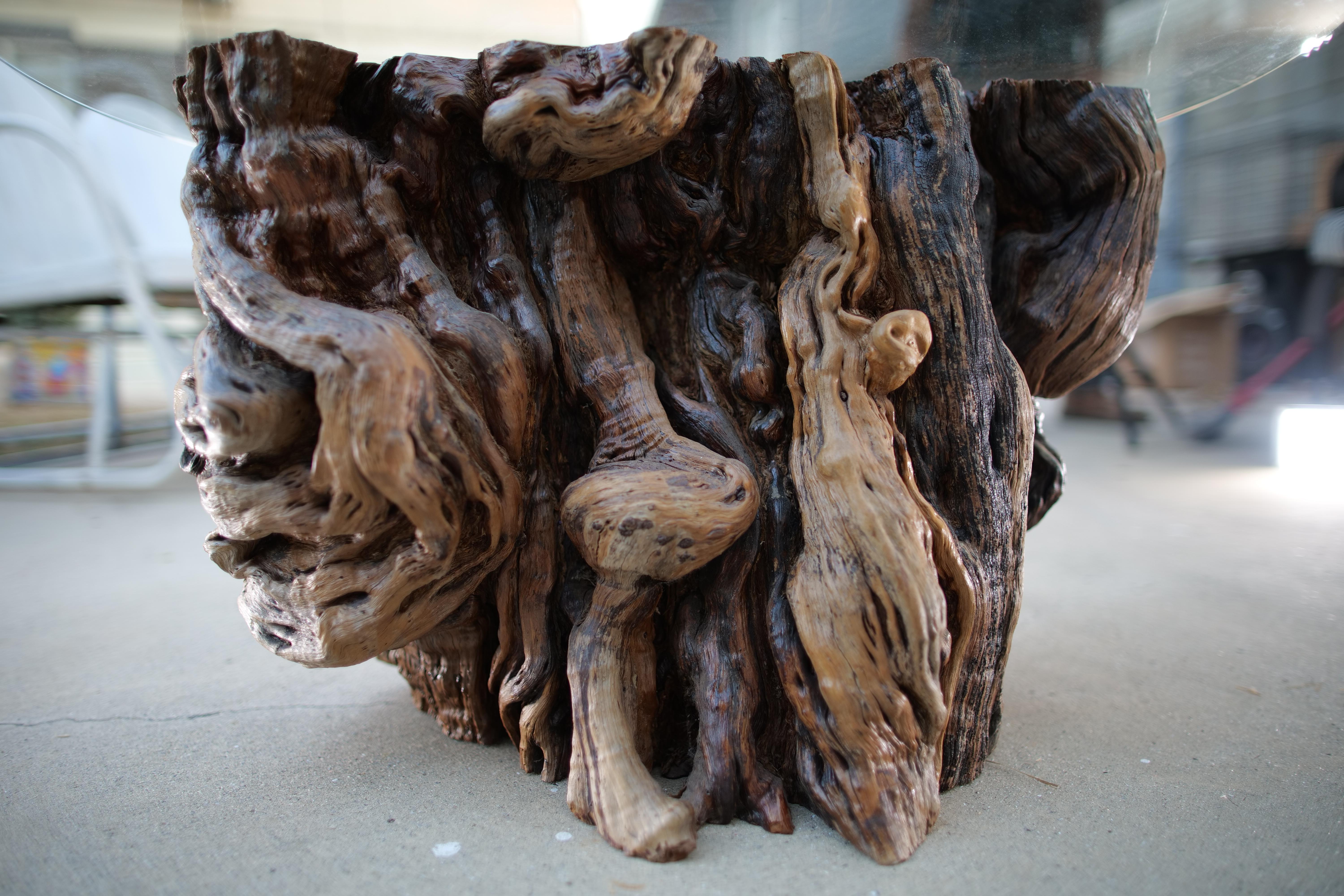 Mesa auxiliar artesanal de madera de deriva de California con tapa de cristal templado en venta 2