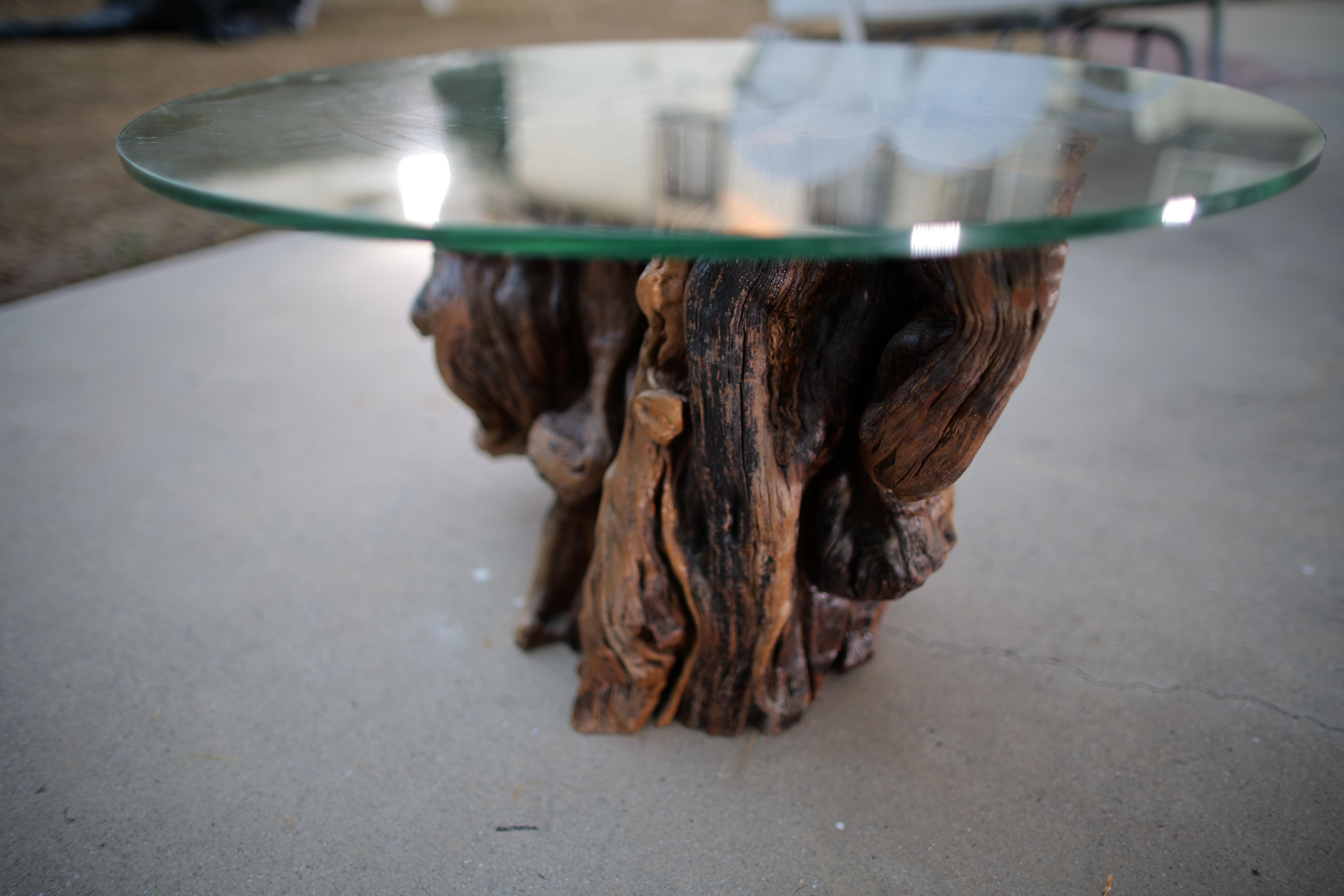 Mesa auxiliar artesanal de madera de deriva de California con tapa de cristal templado en venta 4