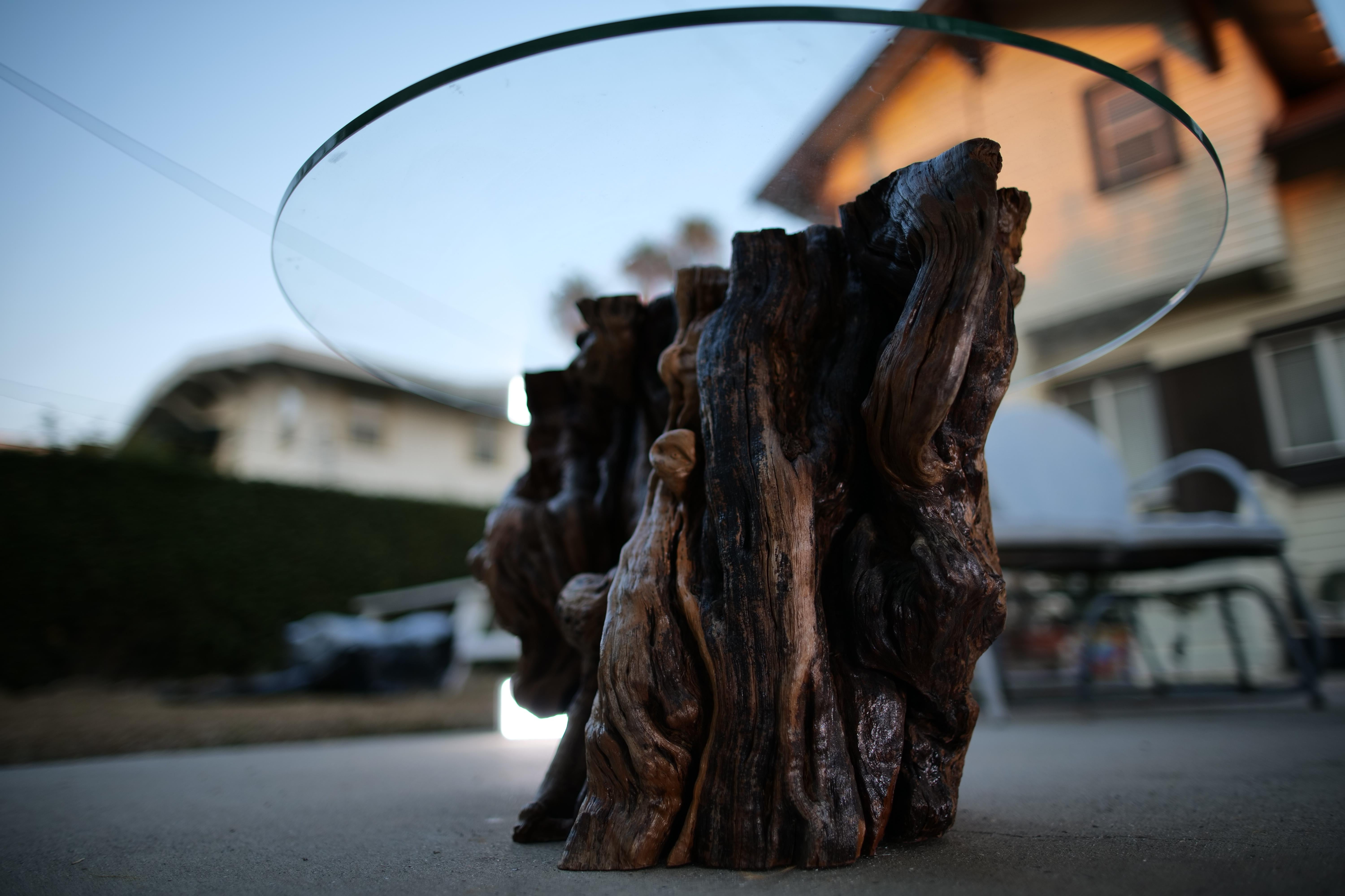 Mesa auxiliar artesanal de madera de deriva de California con tapa de cristal templado en venta 5