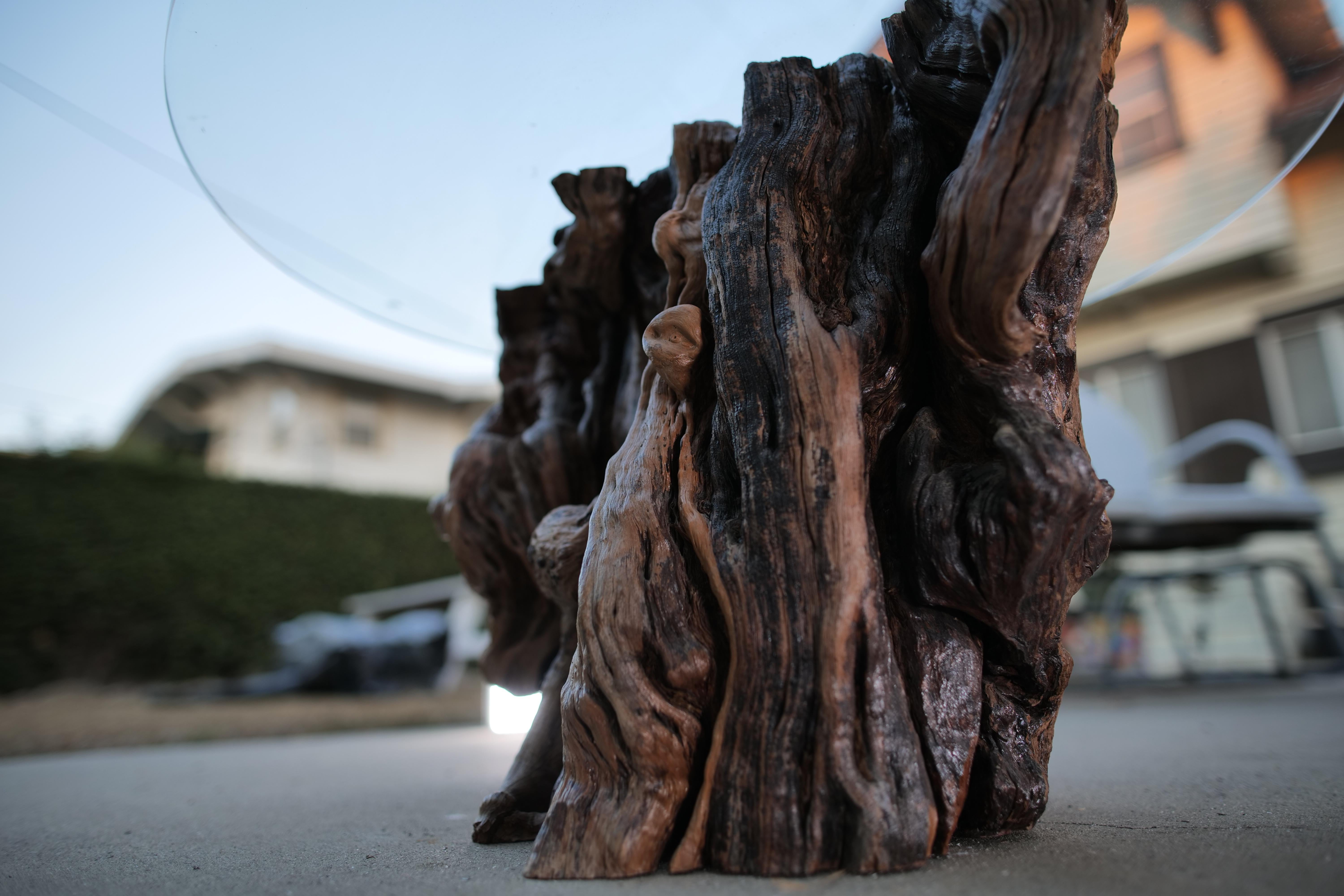 Mesa auxiliar artesanal de madera de deriva de California con tapa de cristal templado en venta 6
