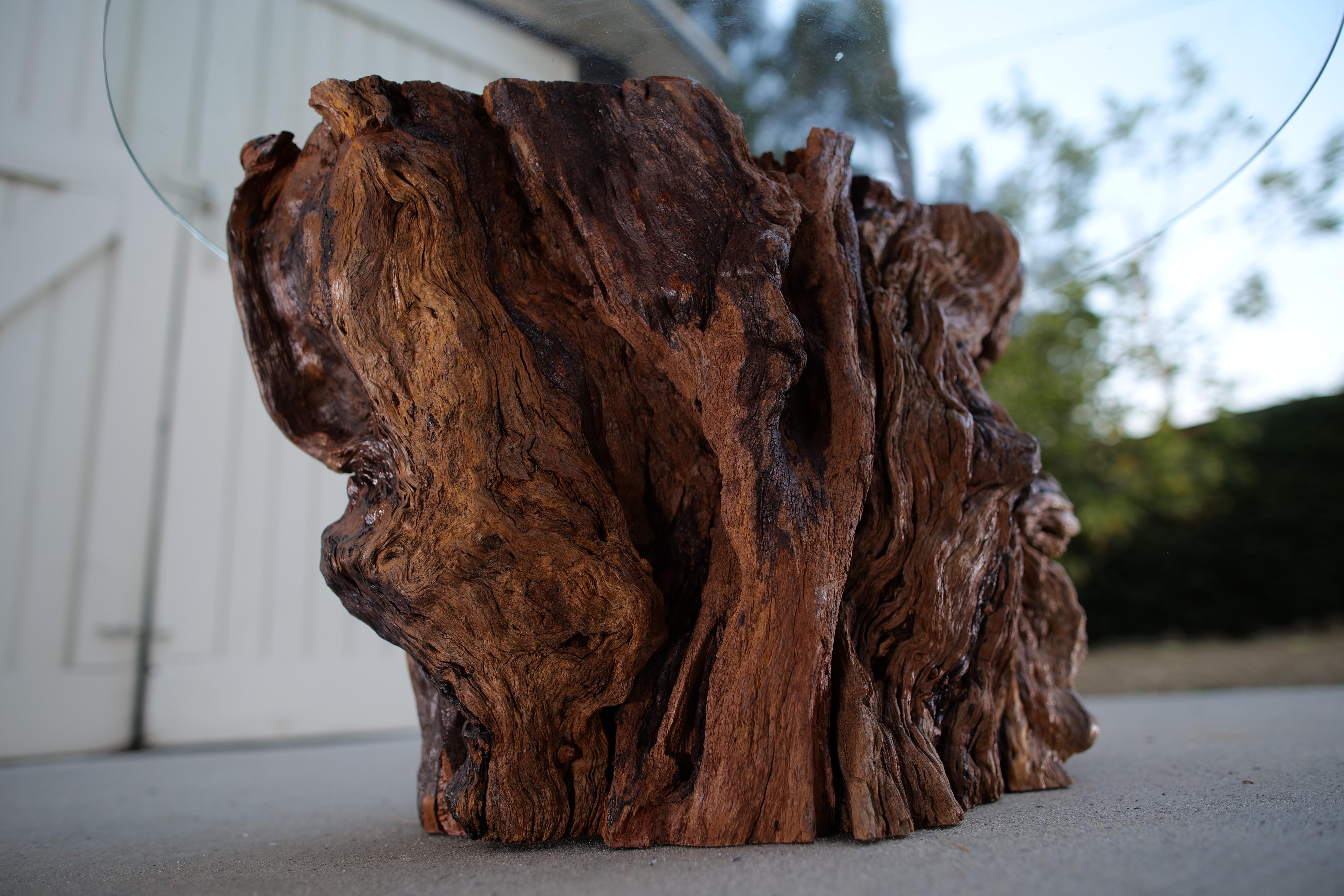 Mesa auxiliar artesanal de madera de deriva de California con tapa de cristal templado en venta 7