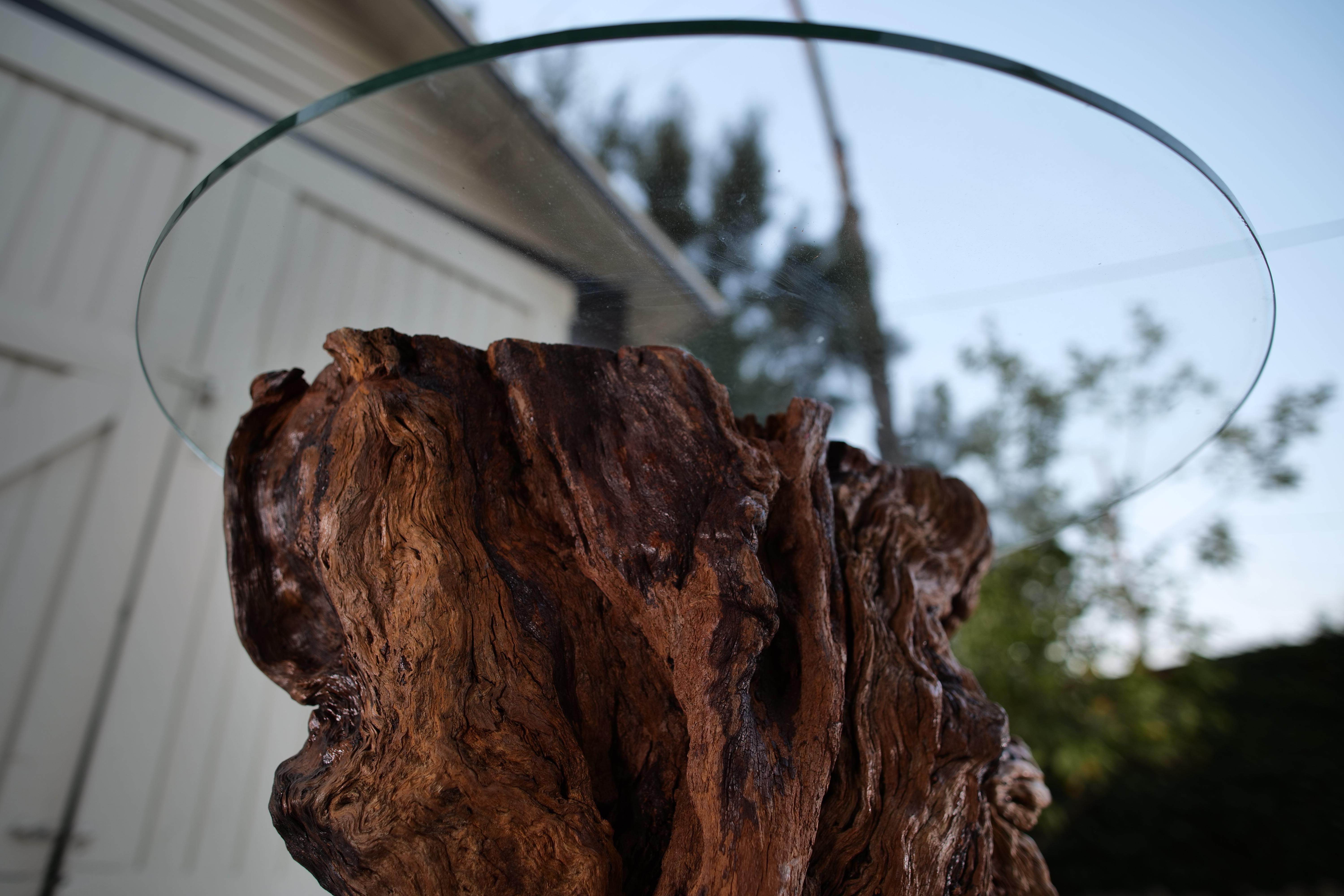 Mesa auxiliar artesanal de madera de deriva de California con tapa de cristal templado en venta 8