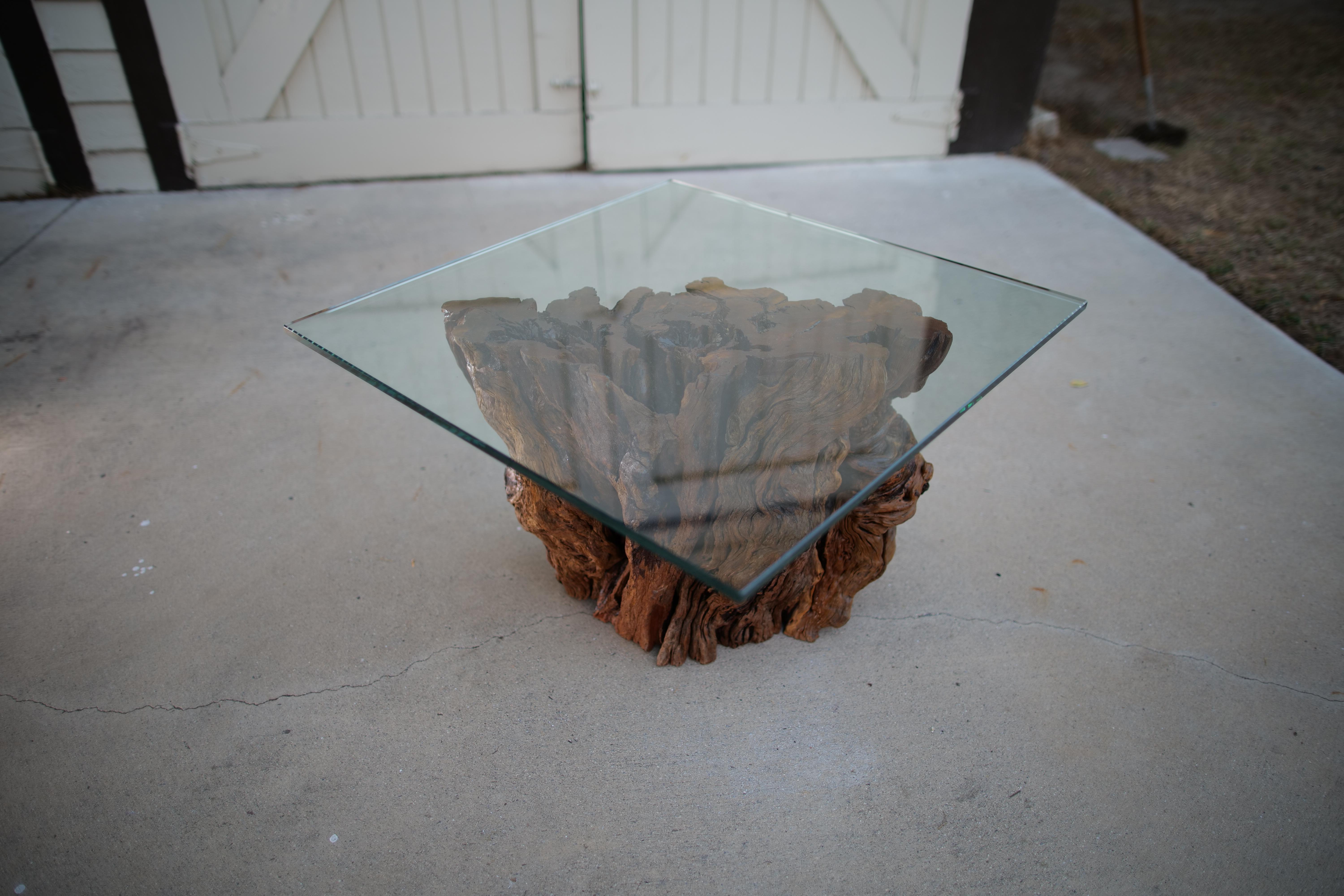 Esta exquisita mesa auxiliar es una sorprendente fusión de arte natural y diseño moderno, que ofrece un complemento funcional y escultural a cualquier espacio. La base es de madera de pino de California meticulosamente limpiada a mano y pulida de