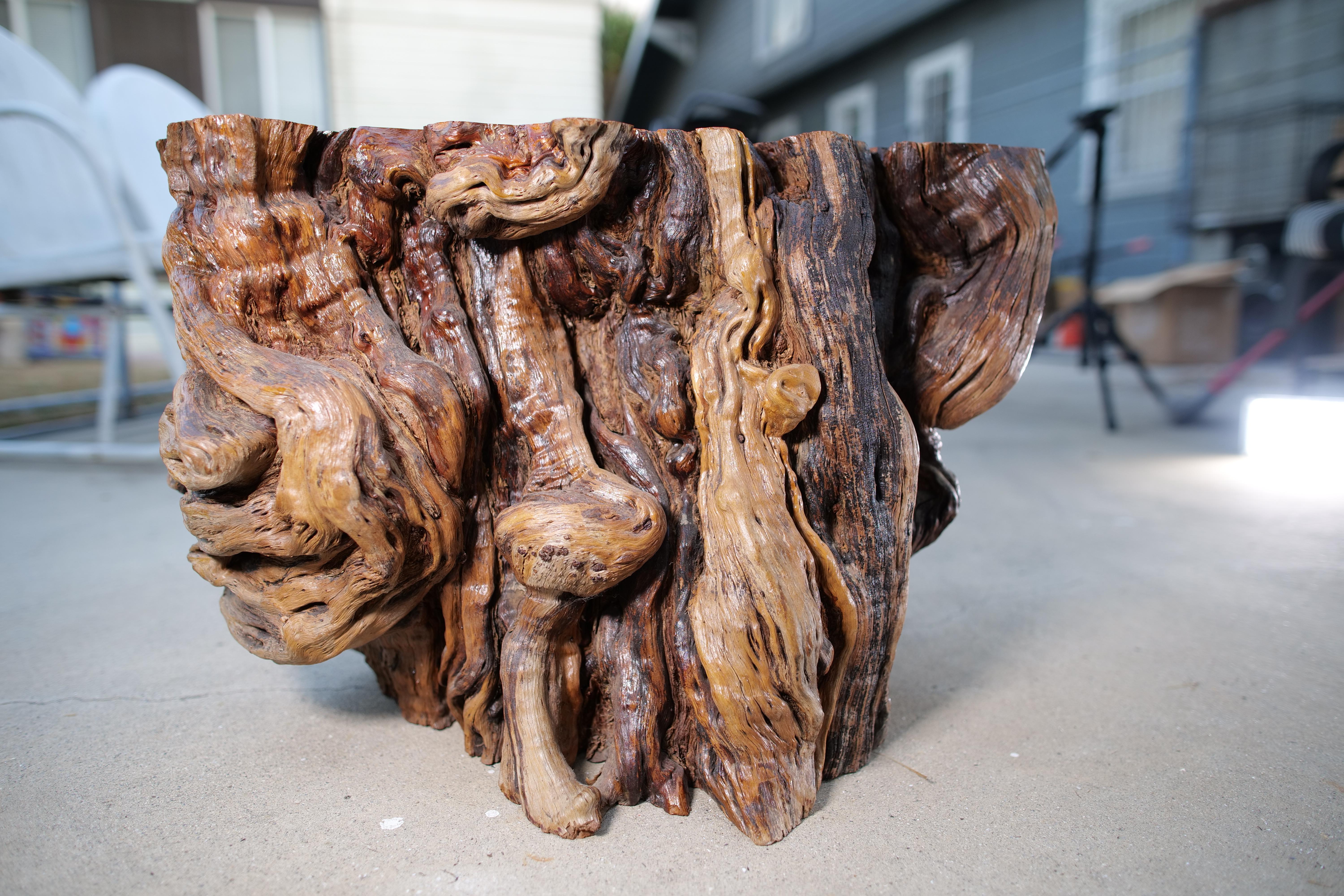 Mesa auxiliar artesanal de madera de deriva de California con tapa de cristal templado en venta 12