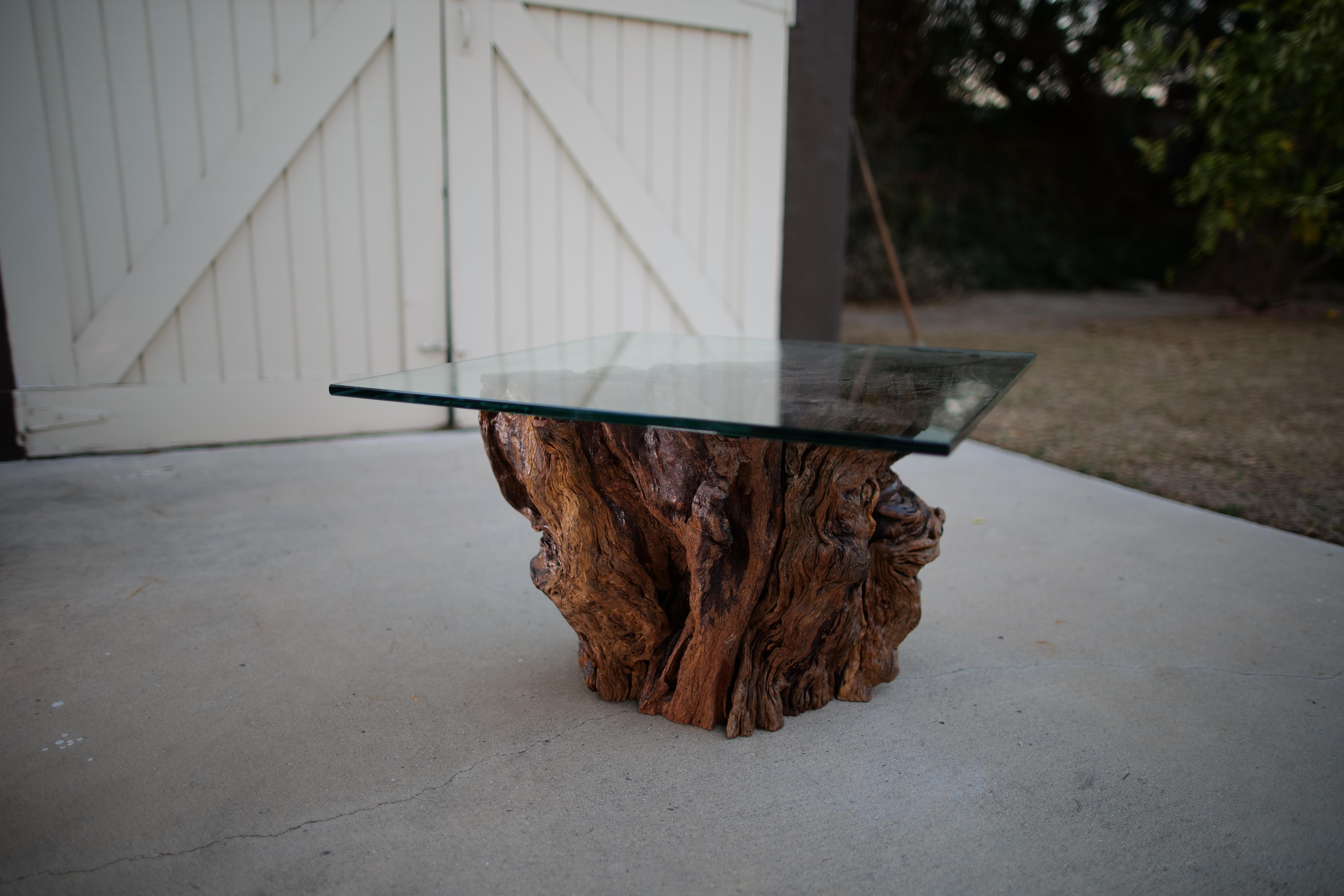 Mesa auxiliar artesanal de madera de deriva de California con tapa de cristal templado Moderno orgánico en venta