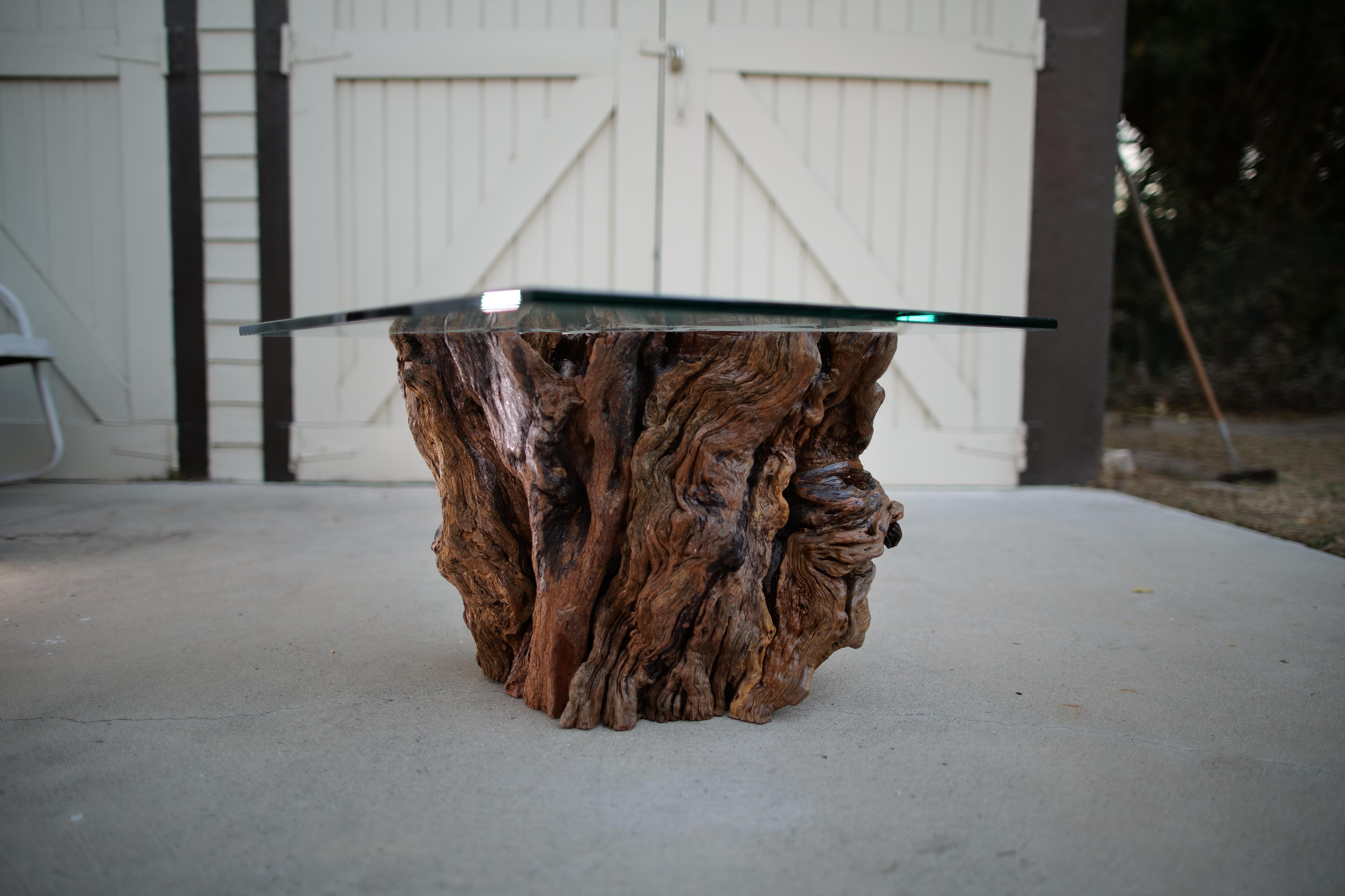 Mesa auxiliar artesanal de madera de deriva de California con tapa de cristal templado Estadounidense en venta