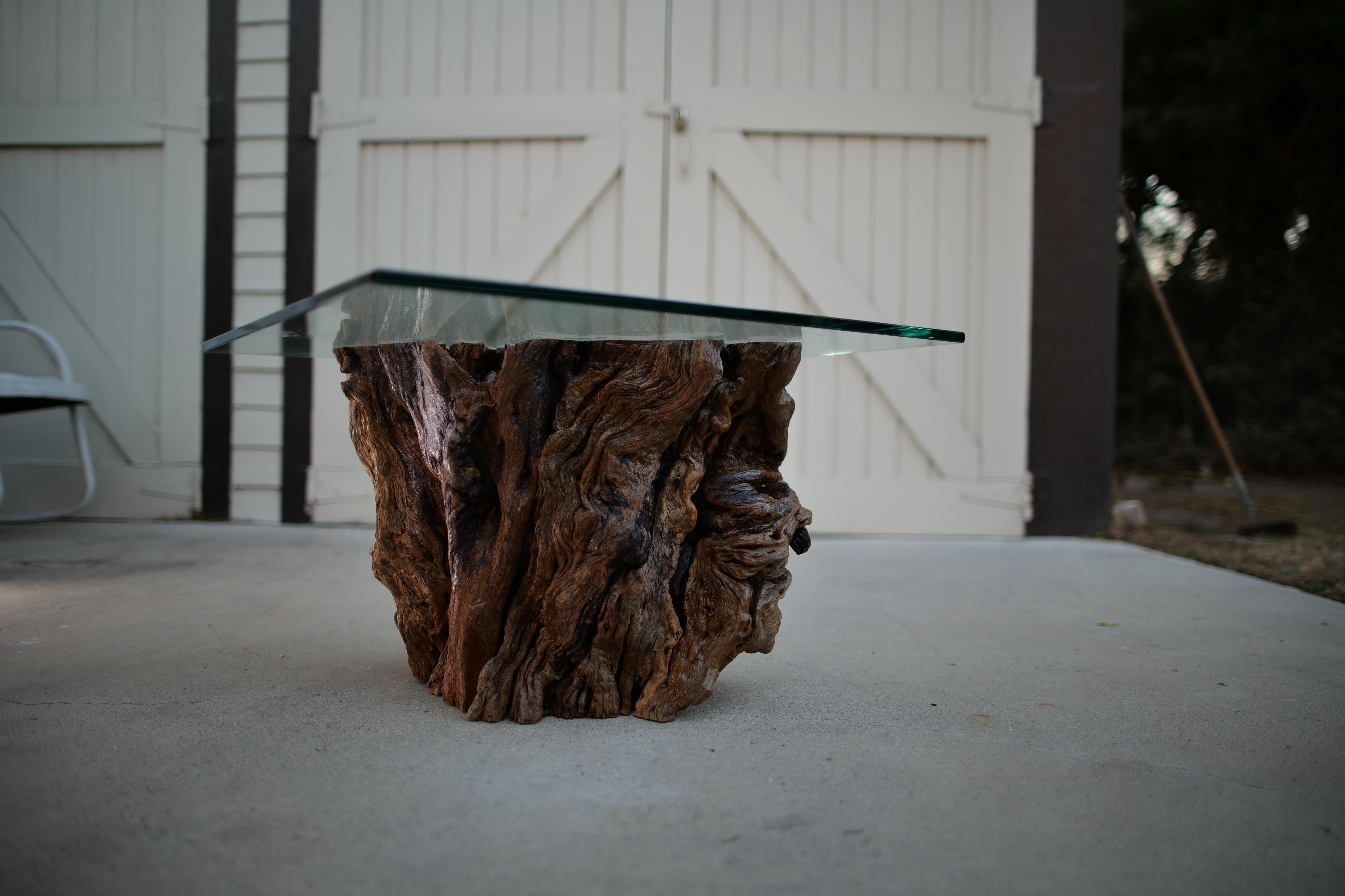 Mesa auxiliar artesanal de madera de deriva de California con tapa de cristal templado Tallado en venta