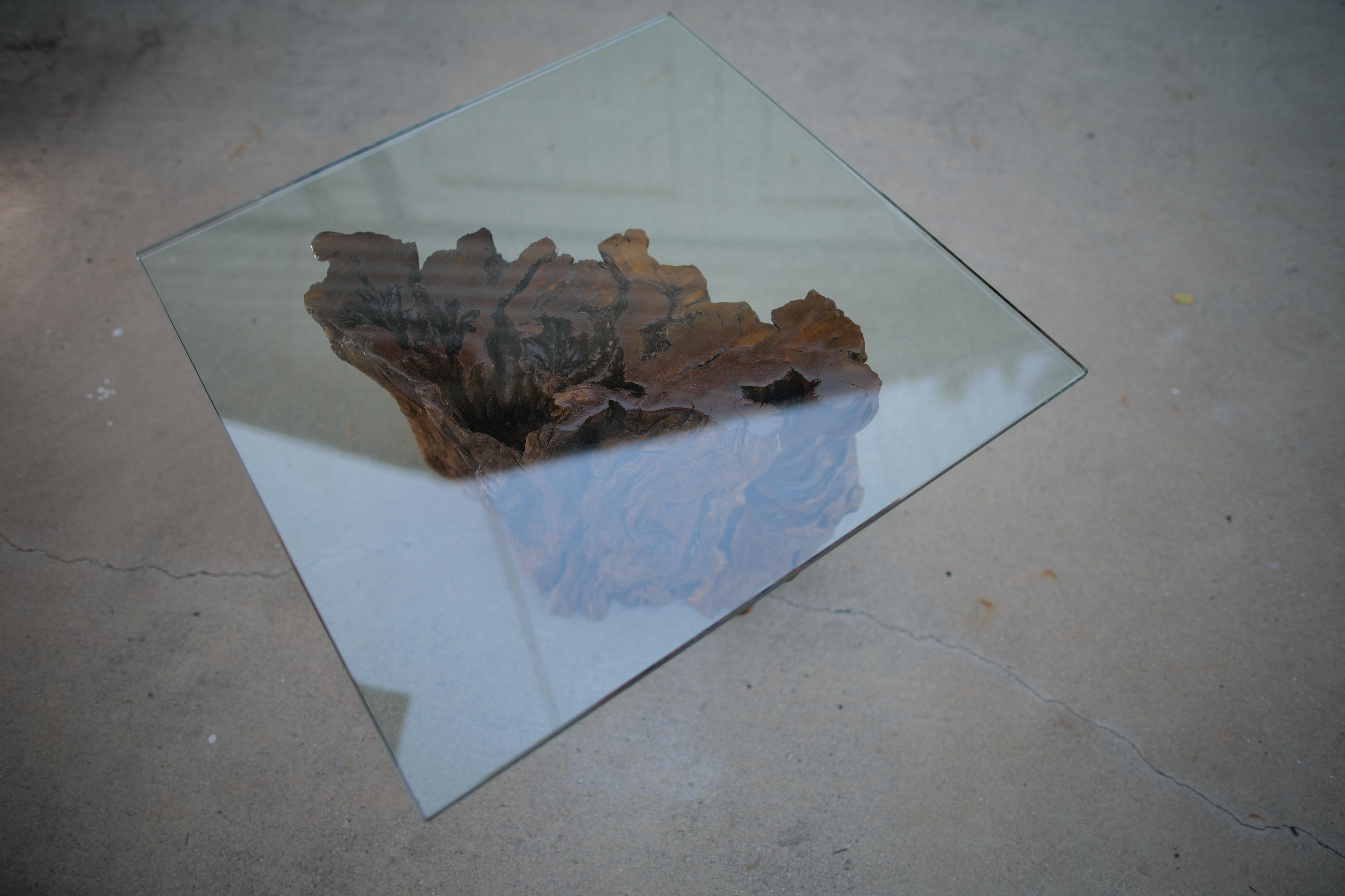 Mesa auxiliar artesanal de madera de deriva de California con tapa de cristal templado en Nuevo estado para la venta en Los Angeles, CA