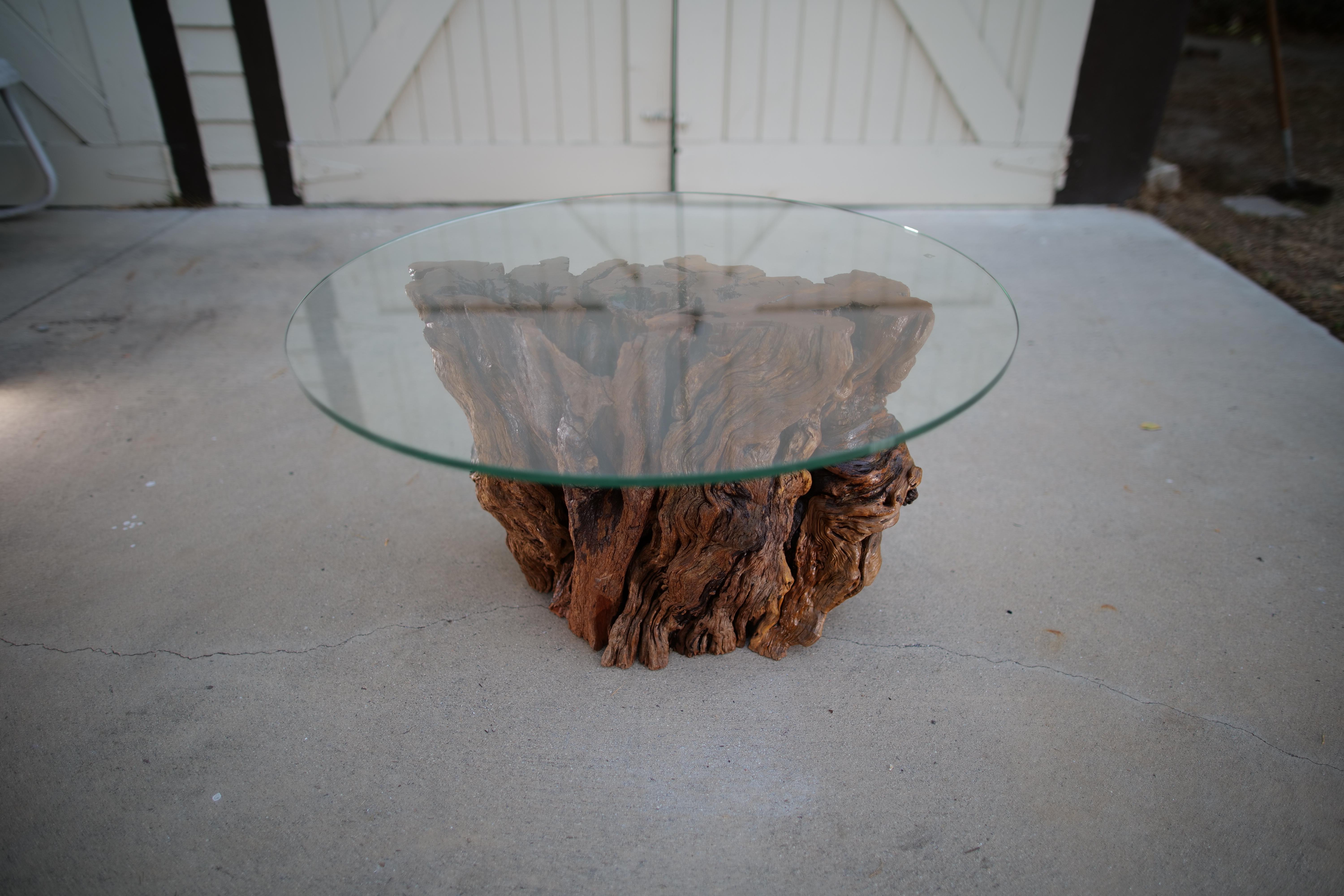 Mesa auxiliar artesanal de madera de deriva de California con tapa de cristal templado Siglo XXI y contemporáneo en venta