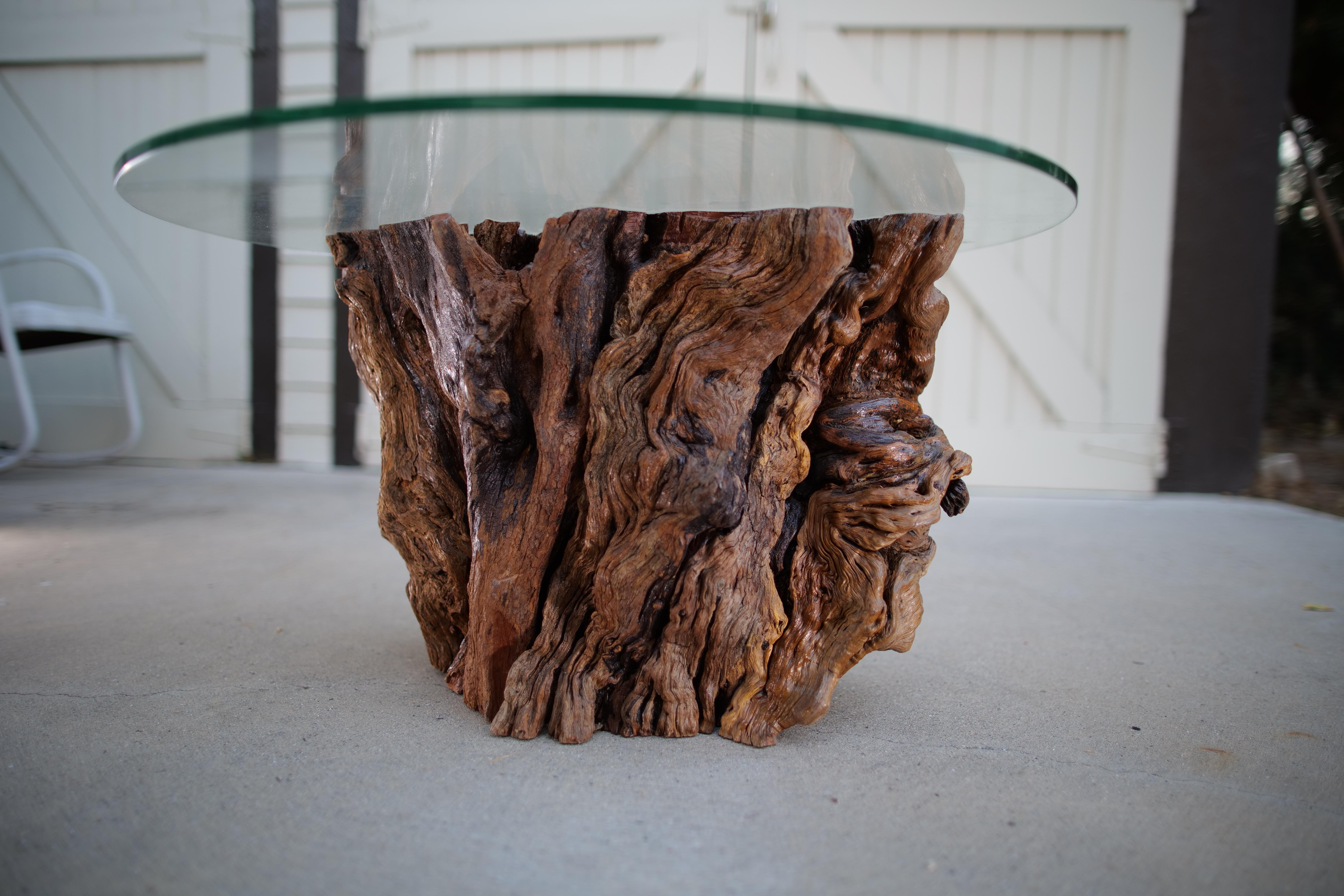 Mesa auxiliar artesanal de madera de deriva de California con tapa de cristal templado Madera en venta