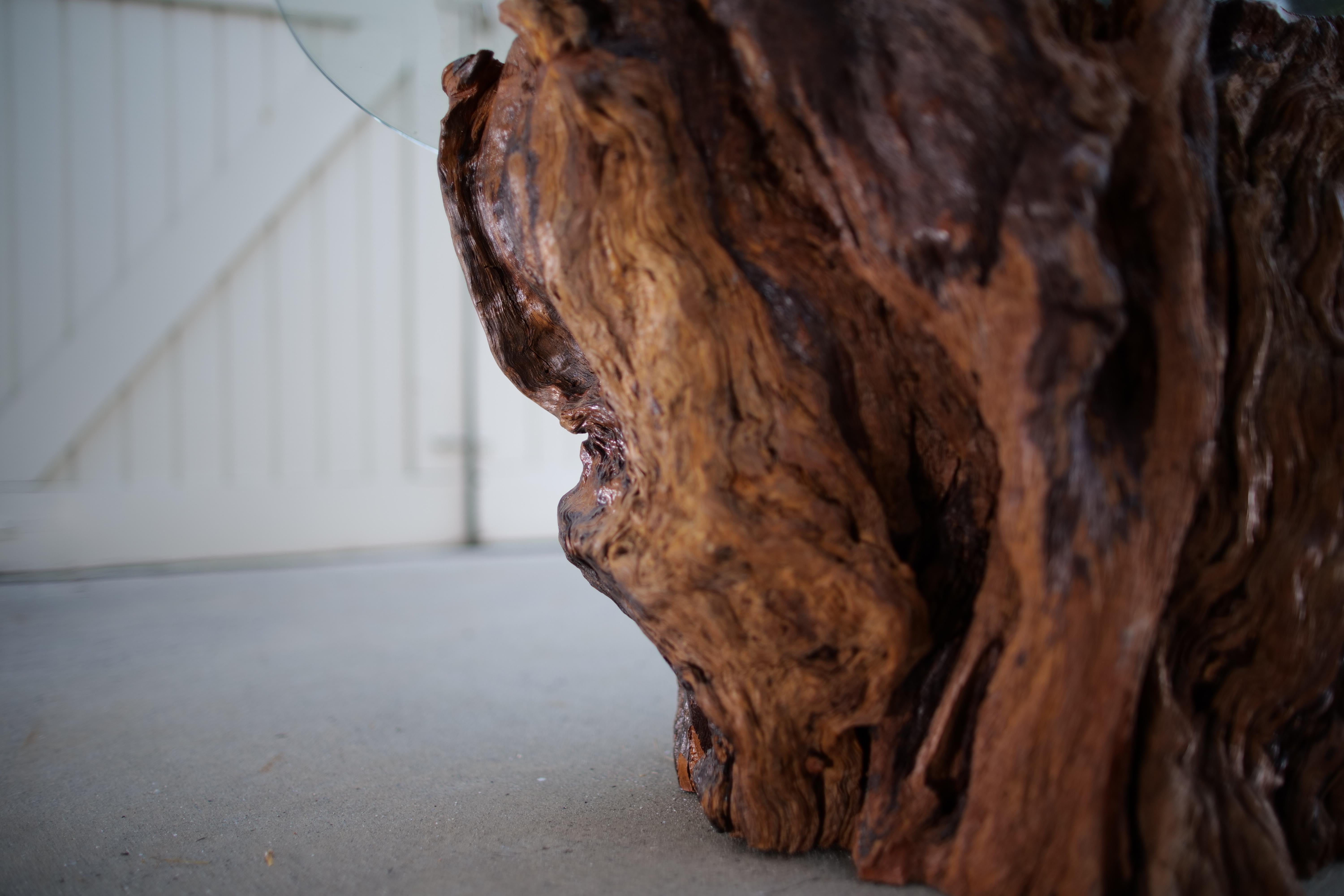 Mesa auxiliar artesanal de madera de deriva de California con tapa de cristal templado en venta 1