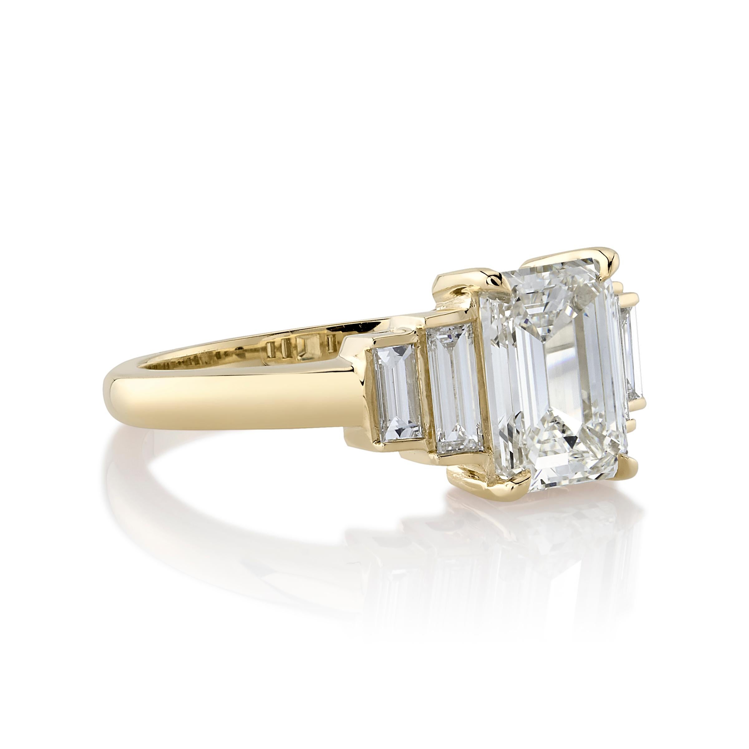 1.65ct L/VVS2 GIA-zertifizierter Diamant im Smaragdschliff mit 0::33ctw Diamanten im Baguetteschliff in einer handgefertigten Fassung aus 18K Gelbgold. 

Ring ist derzeit eine Größe 6 und kann auf die Größe angepasst werden. 

Unser Schmuck wird vor