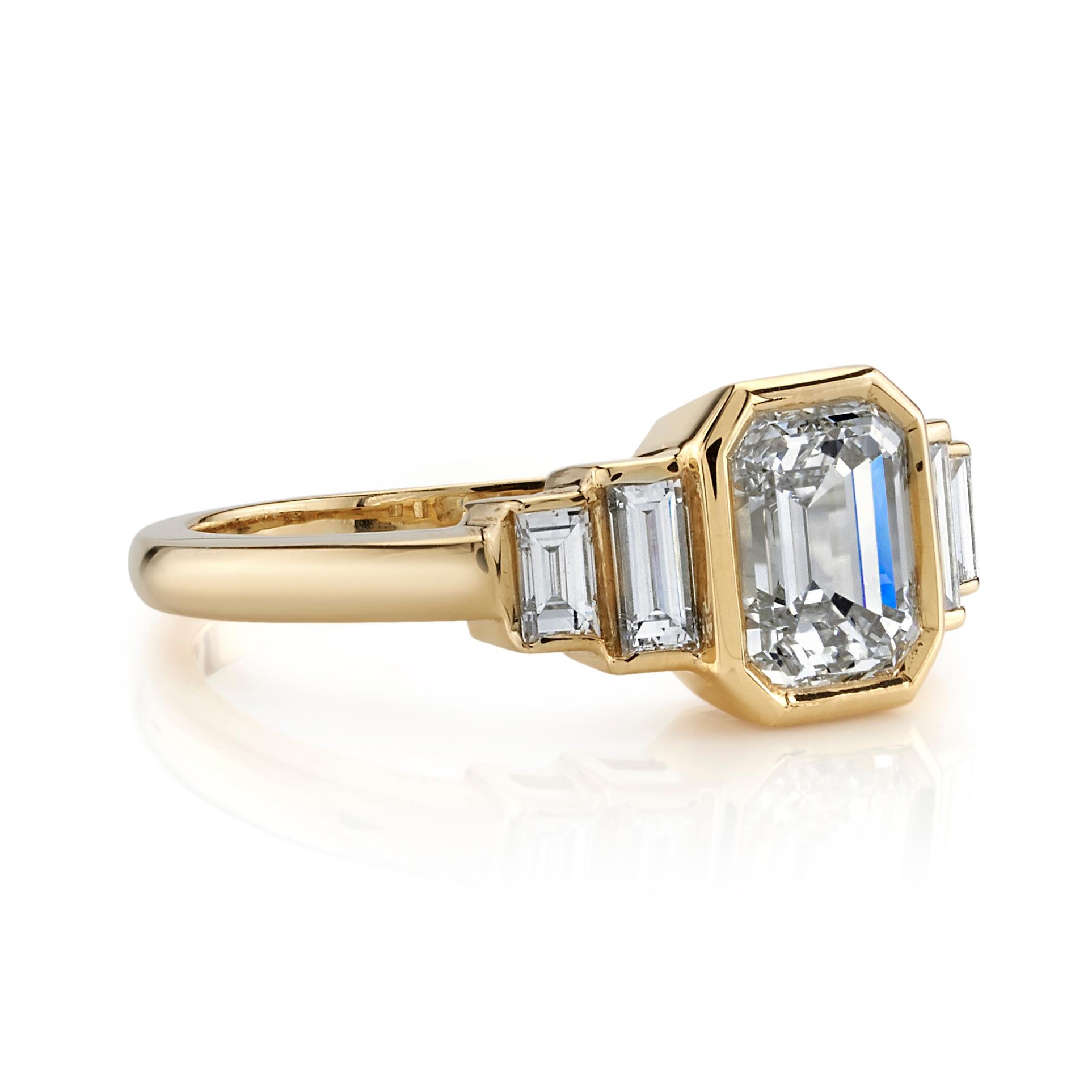 1,24ct L/VS1 GIA-zertifizierter Diamant im Smaragdschliff mit 0,45ctw Diamanten im Baguetteschliff, eingefasst in eine handgefertigte Fassung aus 18K Gelbgold.