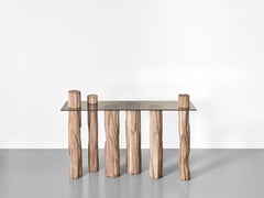 Console in marmo di Carrara realizzata a mano da Valeria Vaccaro per Dilmos, con piano in vetro