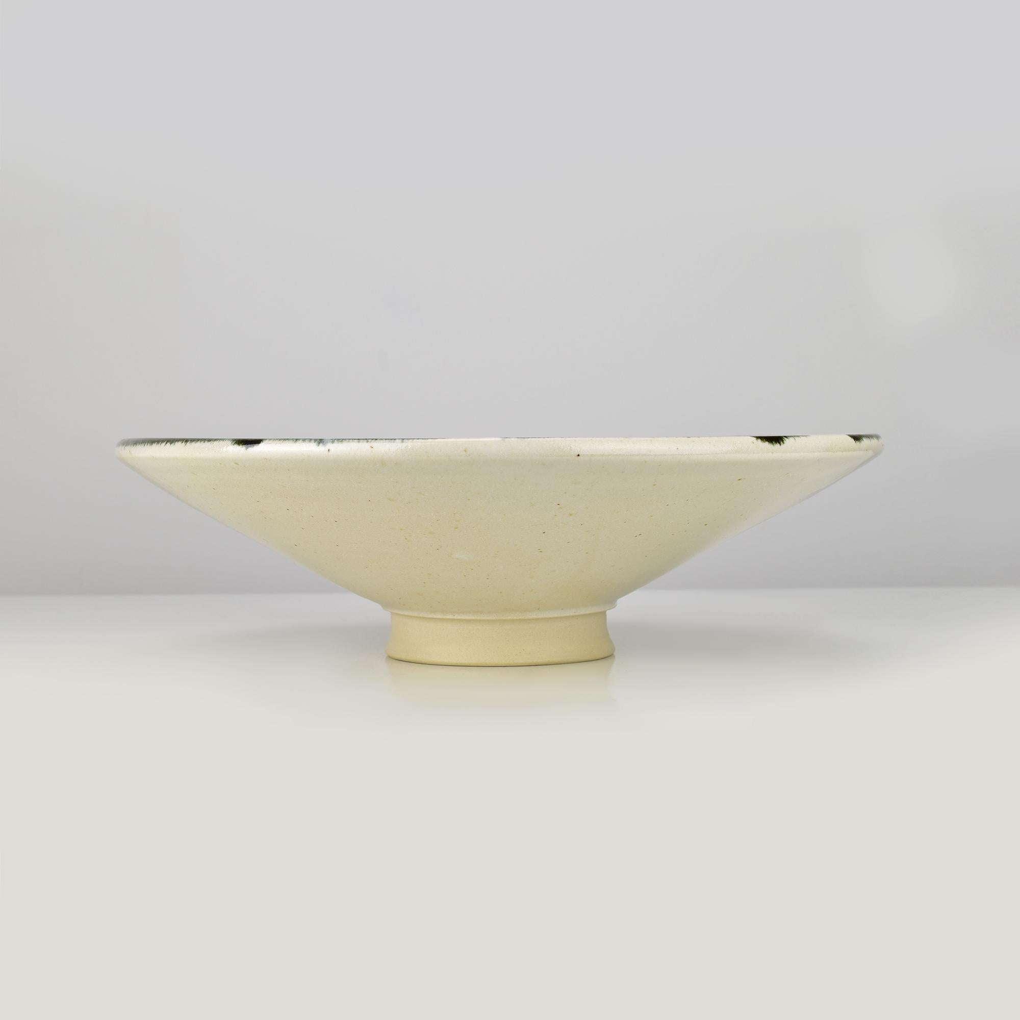 Cuenco de cerámica artesanal con diseño en espiral negra, Studio Pottery moderno, años 80 Moderno de mediados de siglo en venta