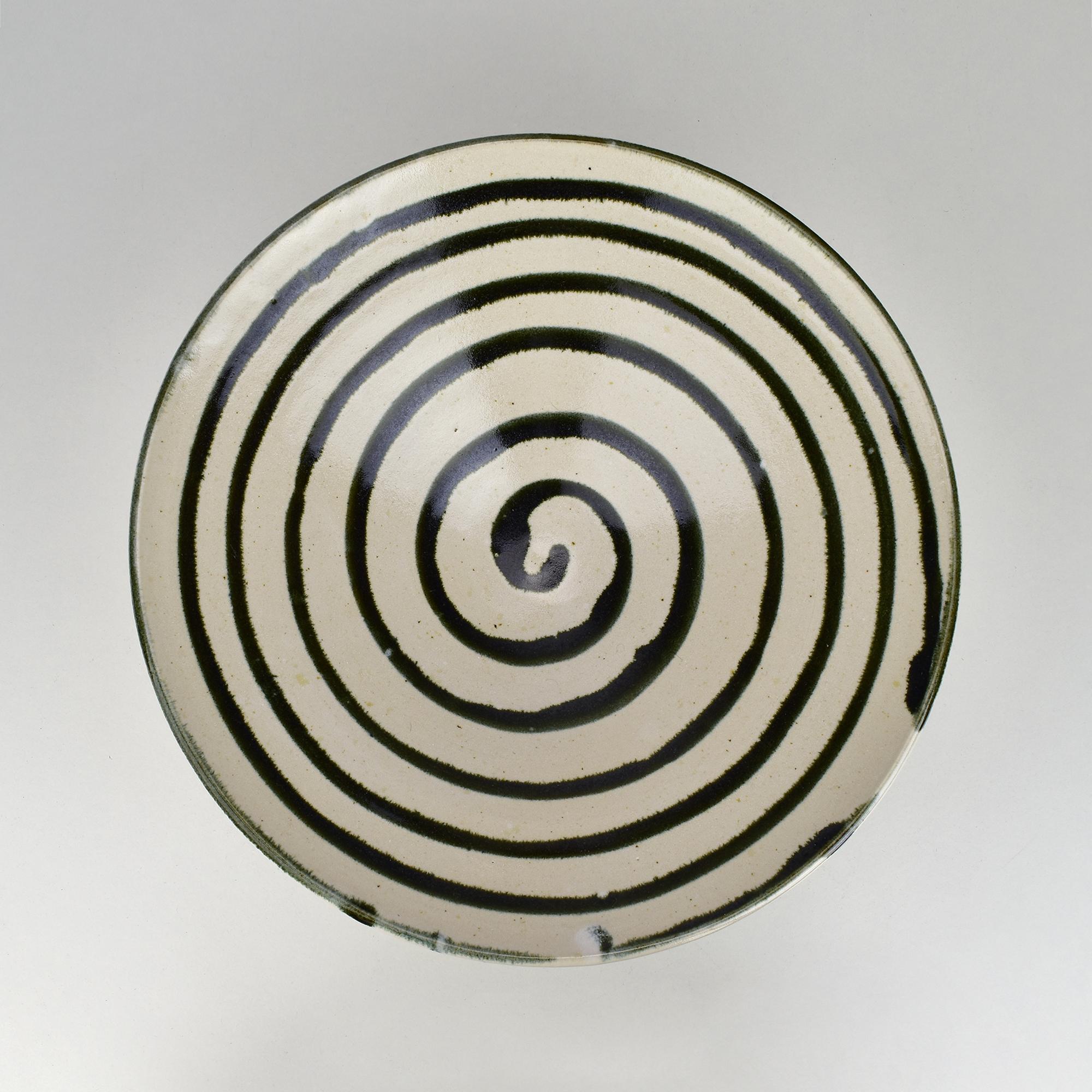 Cuenco de cerámica artesanal con diseño en espiral negra, Studio Pottery moderno, años 80 Alemán en venta
