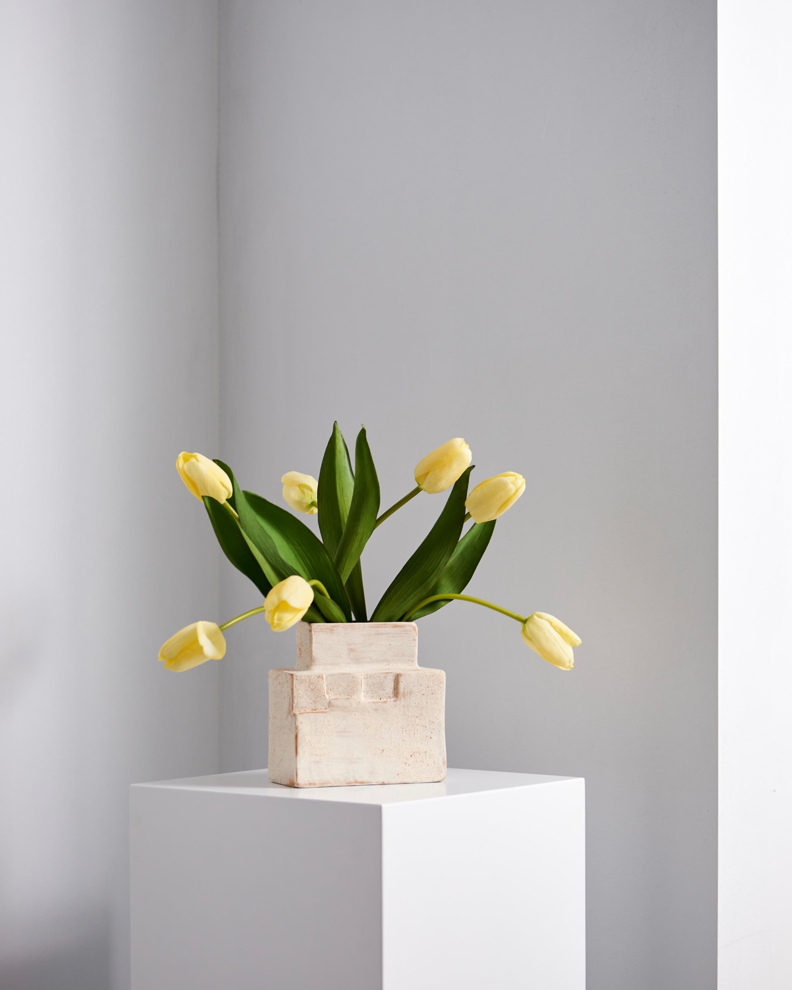 Céramique Vase cubique en céramique Handcraft (lot de 2 )-  Fusain avec texture brute en vente