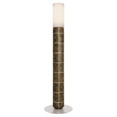 Lampadaire en céramique artisanale avec abat-jour cylindrique en lin, mousse fumée