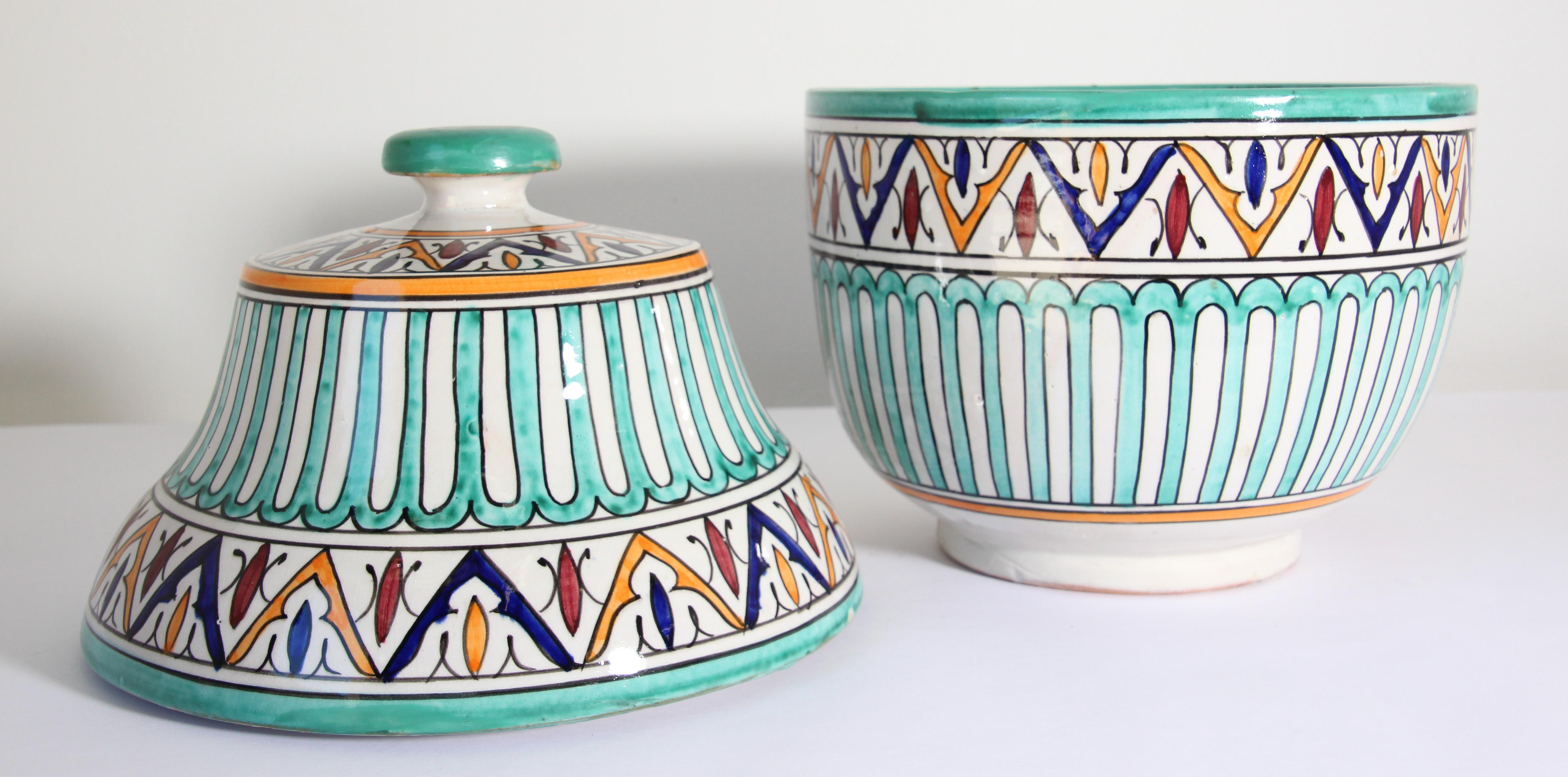 20ième siècle Pot couvert de céramique émaillée fabriqué à la main à Fez, au Maroc en vente
