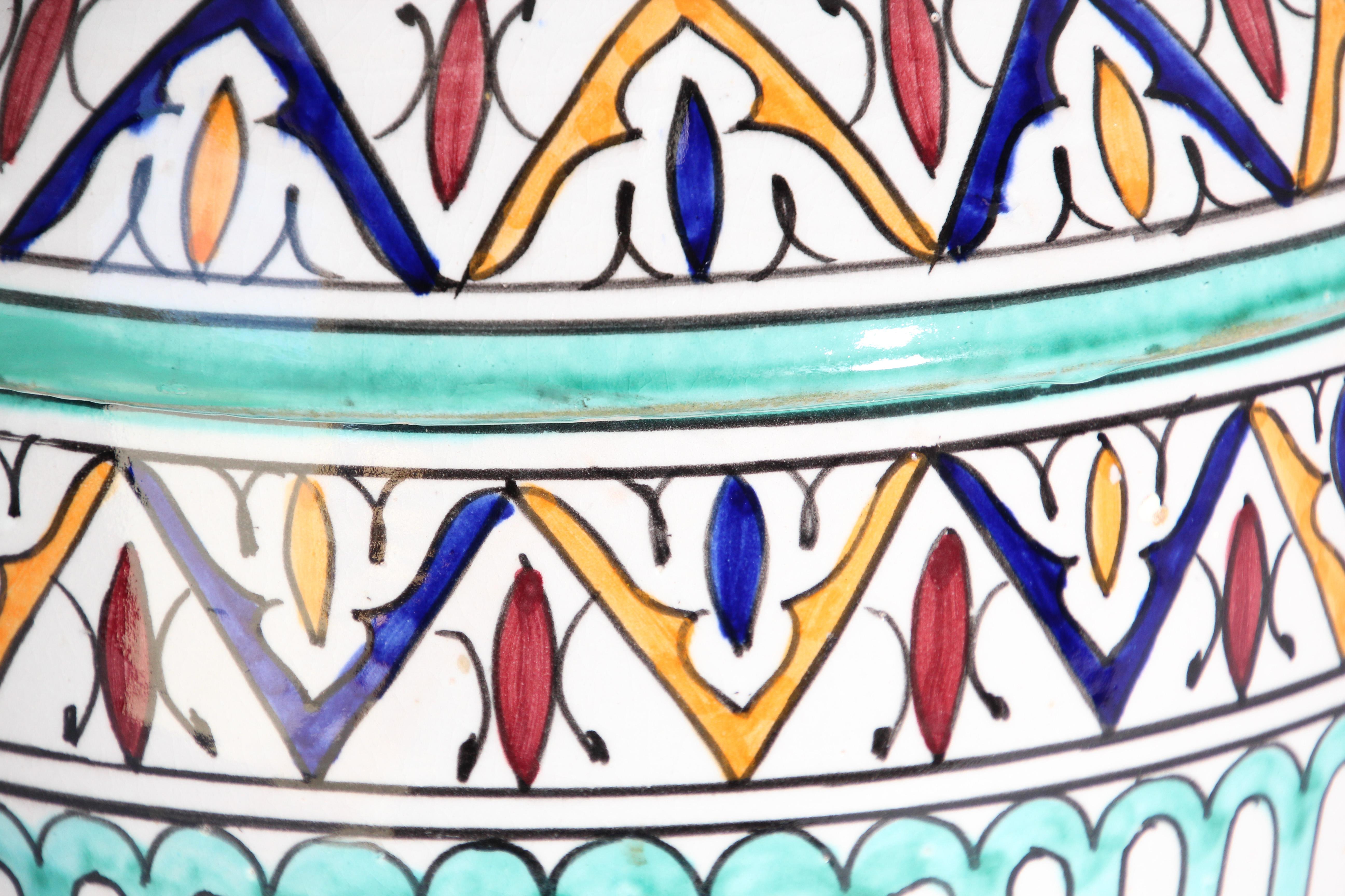 Islamique Pot couvert de céramique émaillée fabriqué à la main à Fez, au Maroc en vente