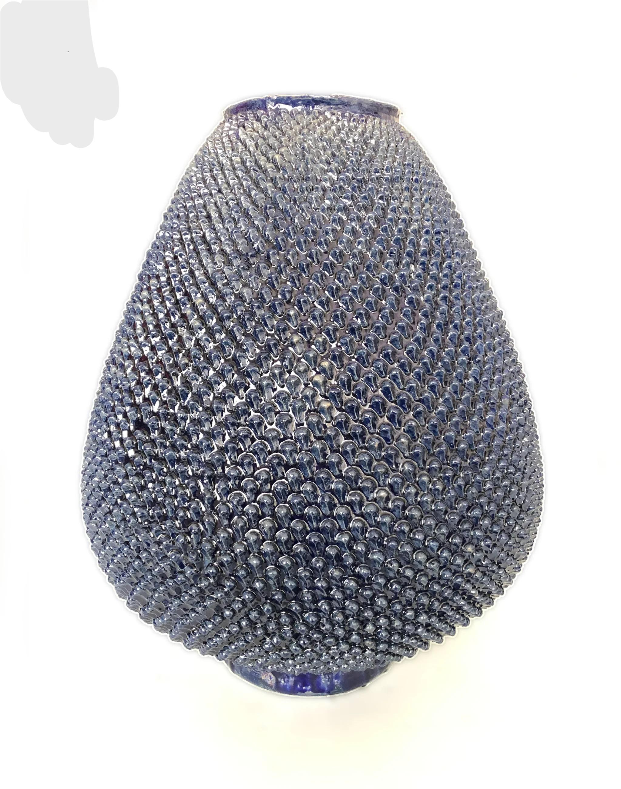 Apportez une touche d'art populaire mexicain à votre intérieur avec ce magnifique ananas en céramique fabriqué à la main. Fabriquée par des artisans qualifiés au Mexique, cette pièce décorative est fabriquée à partir d'argile à haute température et