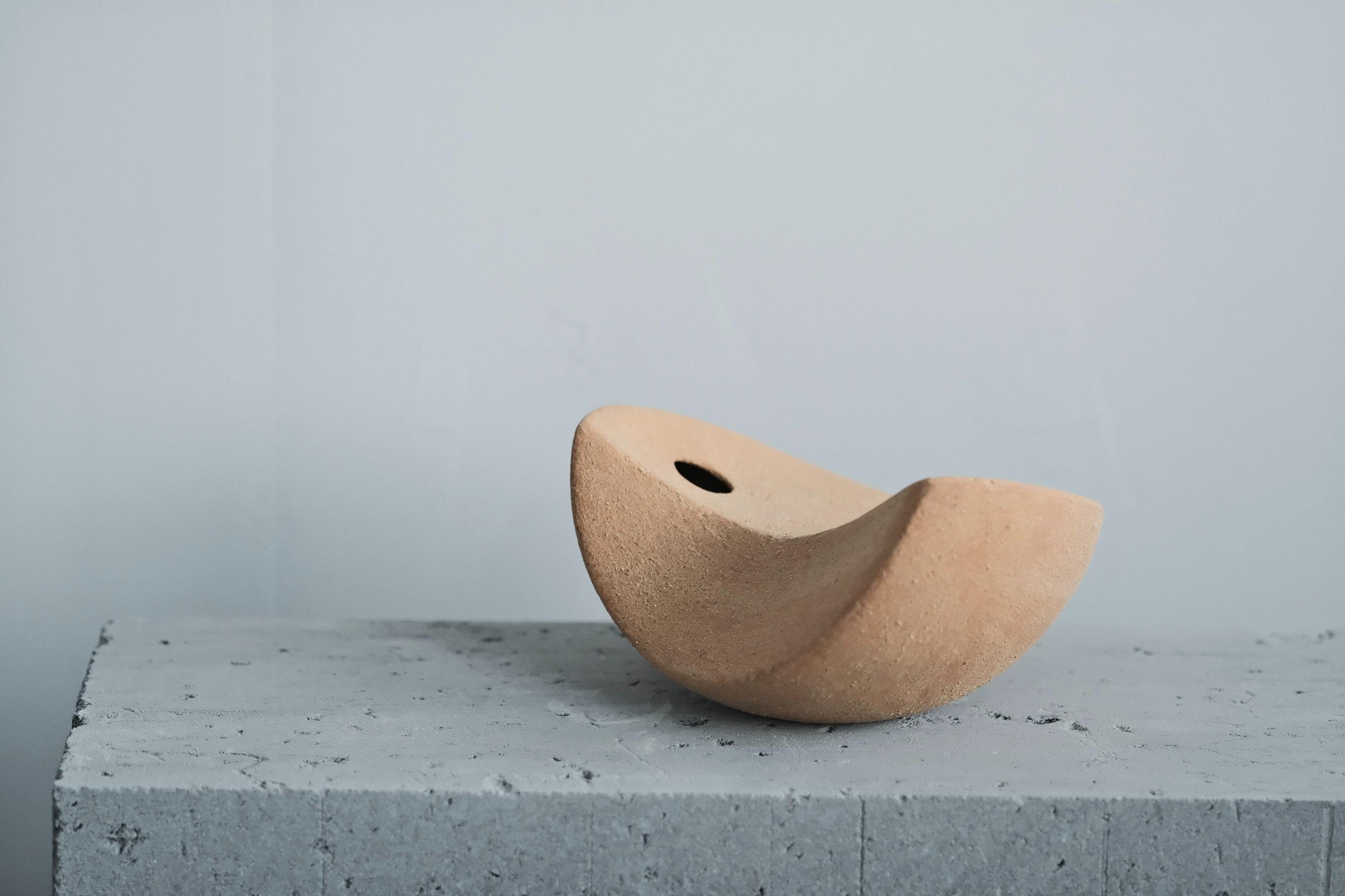 Chinois Vases sculpturaux en céramique fabriqués à la main (lot de 2) - Forme d'arc, Design/One contemporain en vente