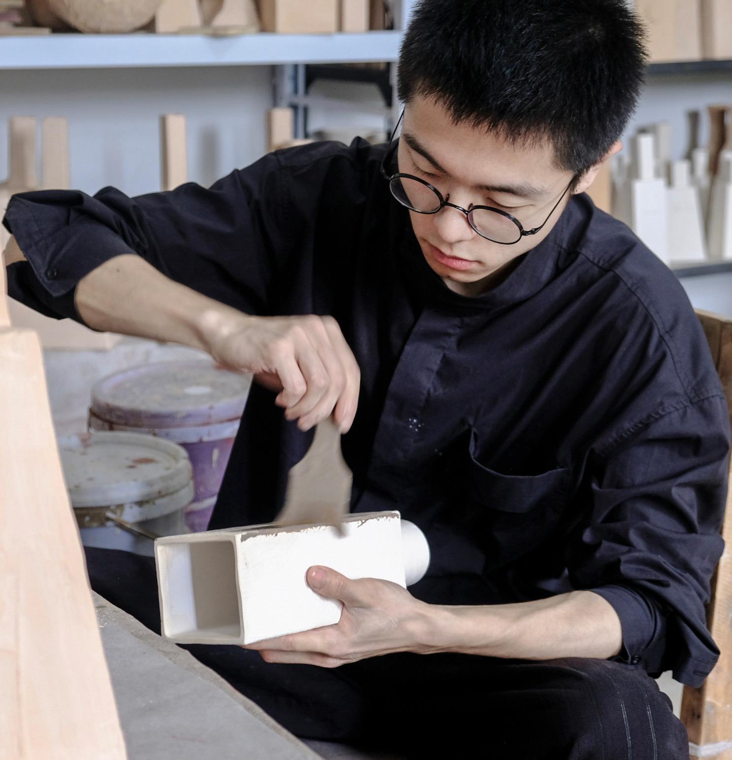 Handcrafted Ceramic Sculptural Vases (2er Set) - Arc Shape, Contemporary Design im Zustand „Neu“ im Angebot in 景德镇市, CN