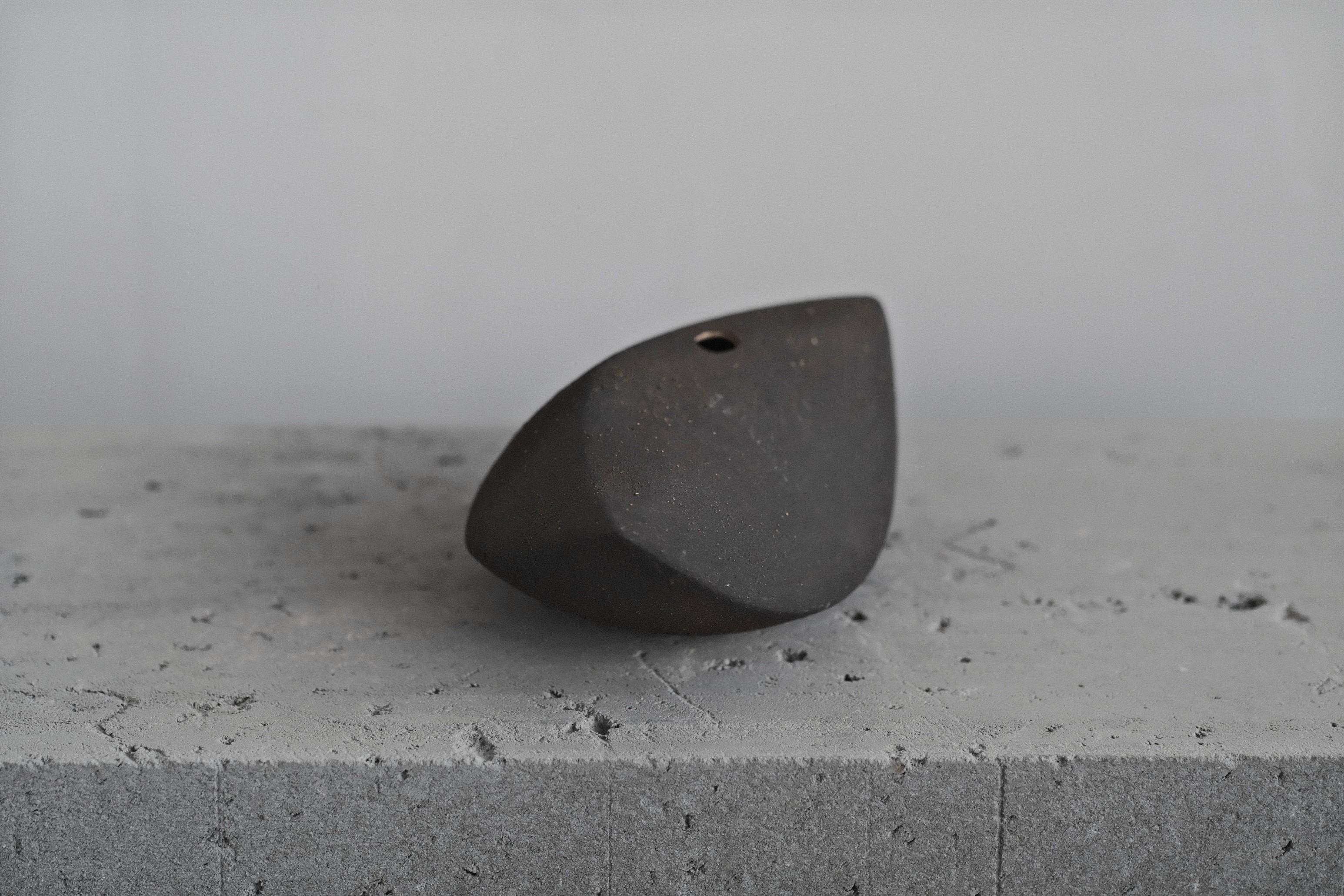 Handcrafted Ceramic Sculptural Vases (Set of 2) – Arc Shape, Contemporary Design In New Condition For Sale In 景德镇市, CN