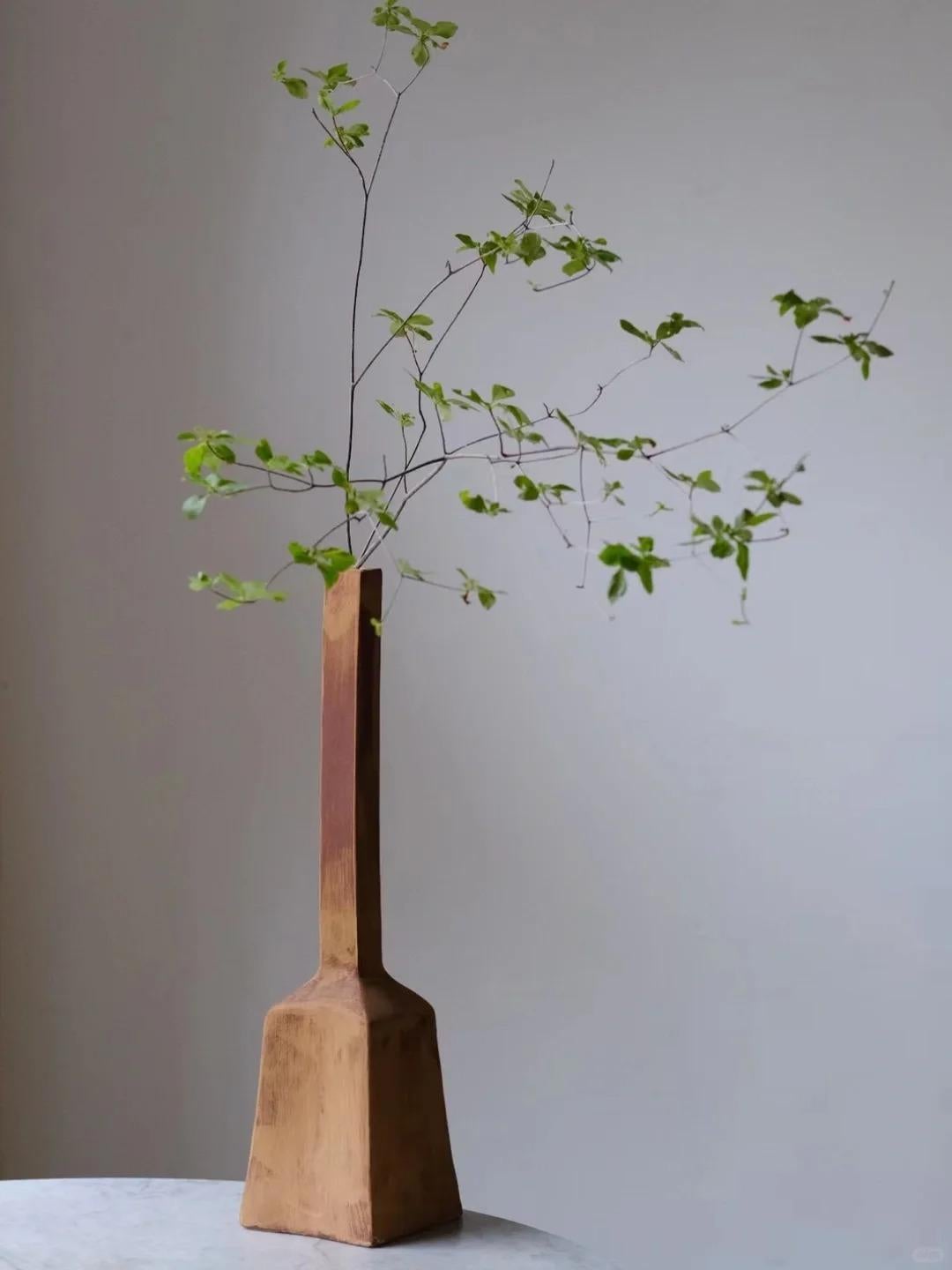 XXIe siècle et contemporain Vases sculpturaux en céramique fabriqués à la main (lot de 2) - Design minimaliste à col long en vente