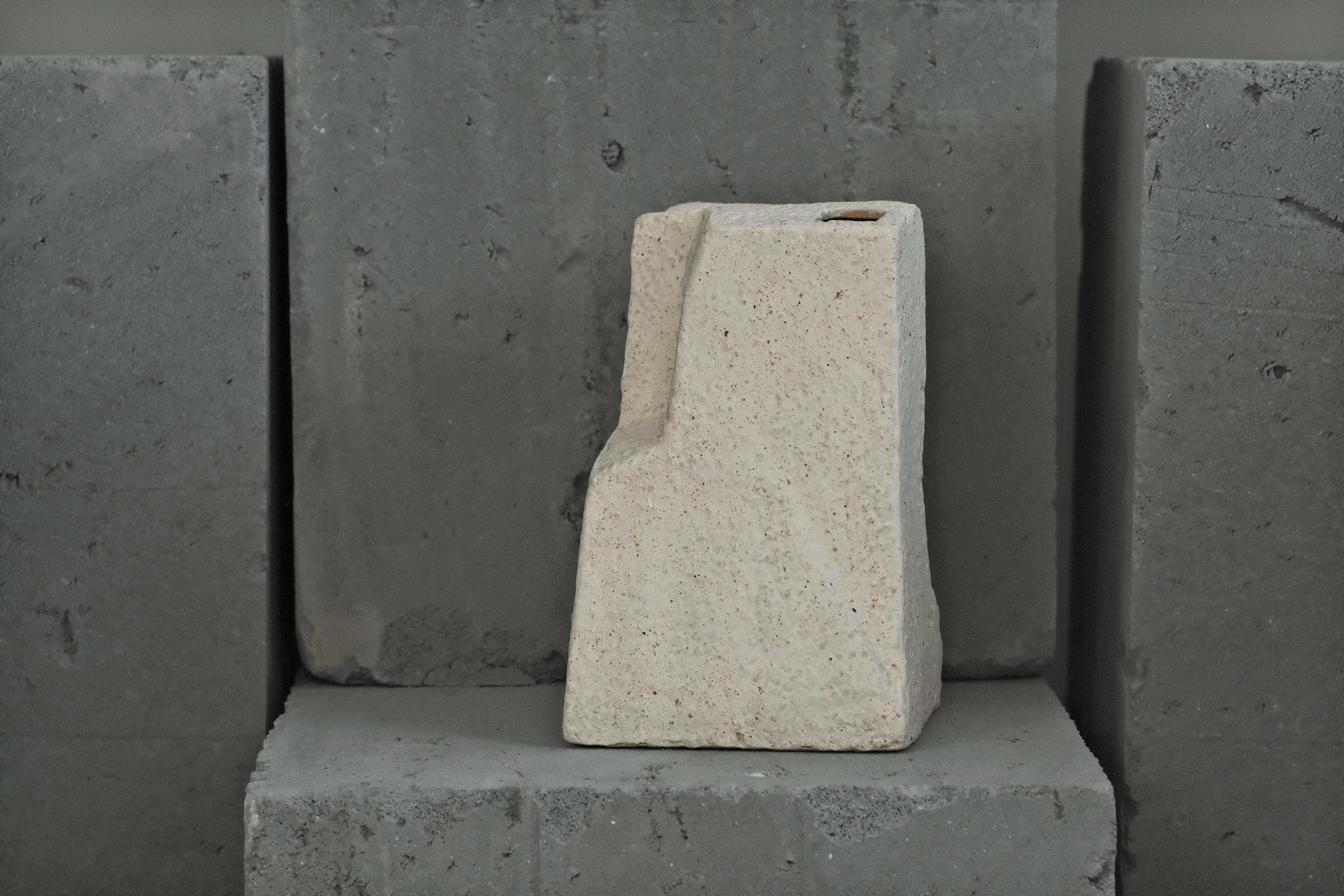 Chinois Vases sculpturaux en céramique fabriqués à la main (lot de 2) - Deux tons, Design/One Contemporary en vente