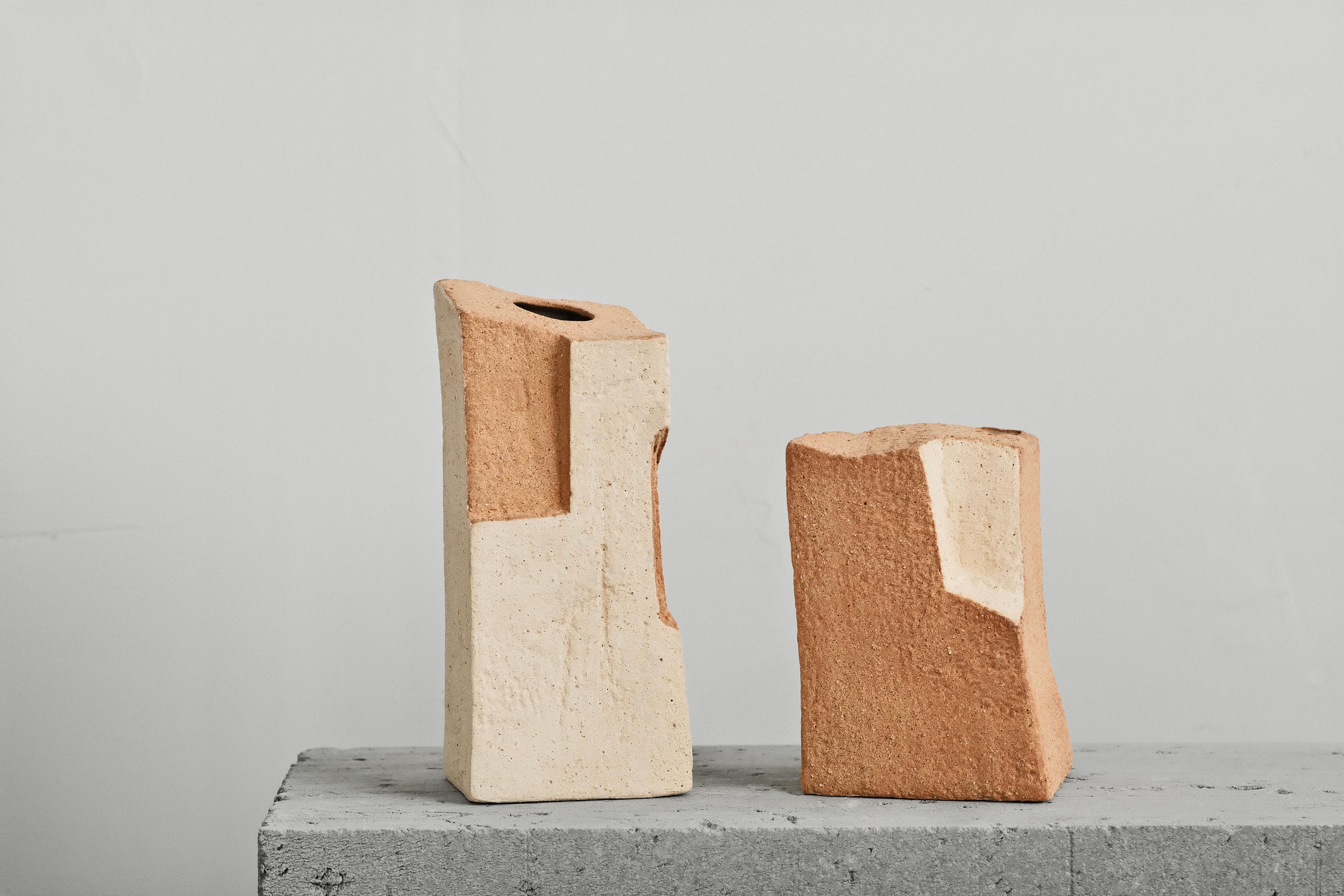 Handcrafted Ceramic Sculptural Vases (Set of 2) – Two Tone, Contemporary Design In New Condition For Sale In 景德镇市, CN