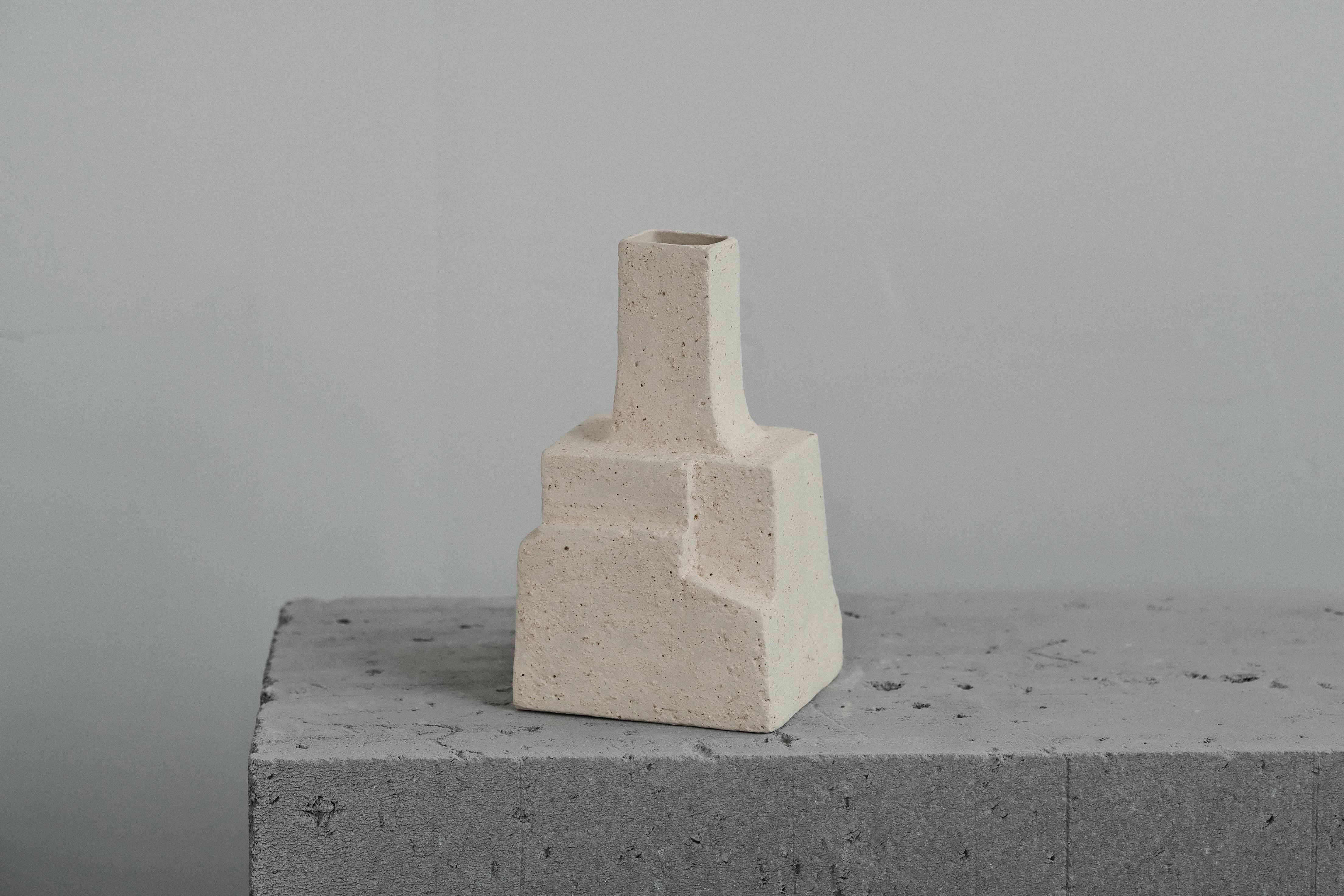 XXIe siècle et contemporain Vases sculpturaux en céramique fabriqués à la main (lot de 4) - Design/One Contemporary en vente