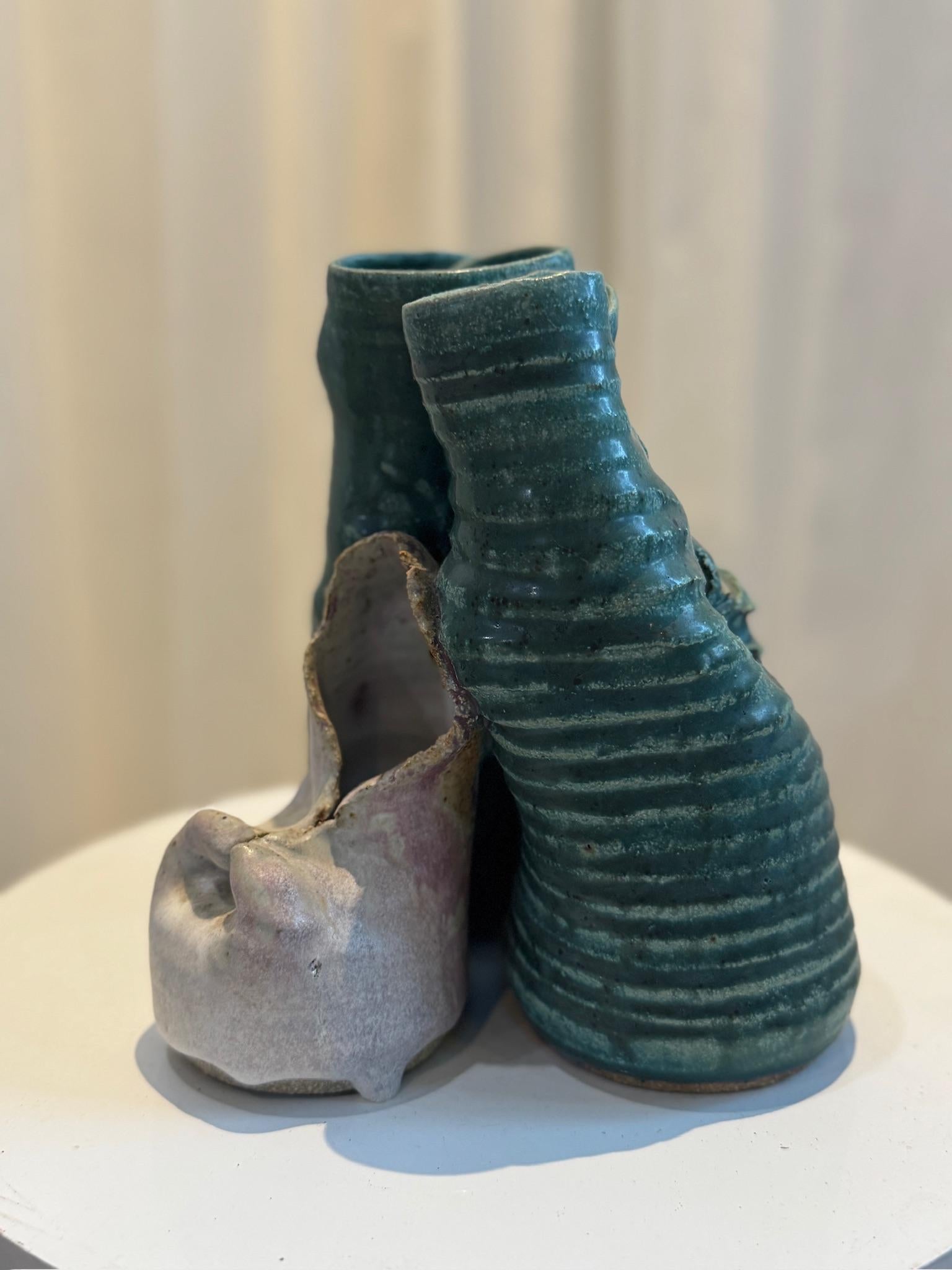 Handcrafted Ceramic Sculpture - Organische abstrakte Form mit Texturkontrast (Glasiert) im Angebot