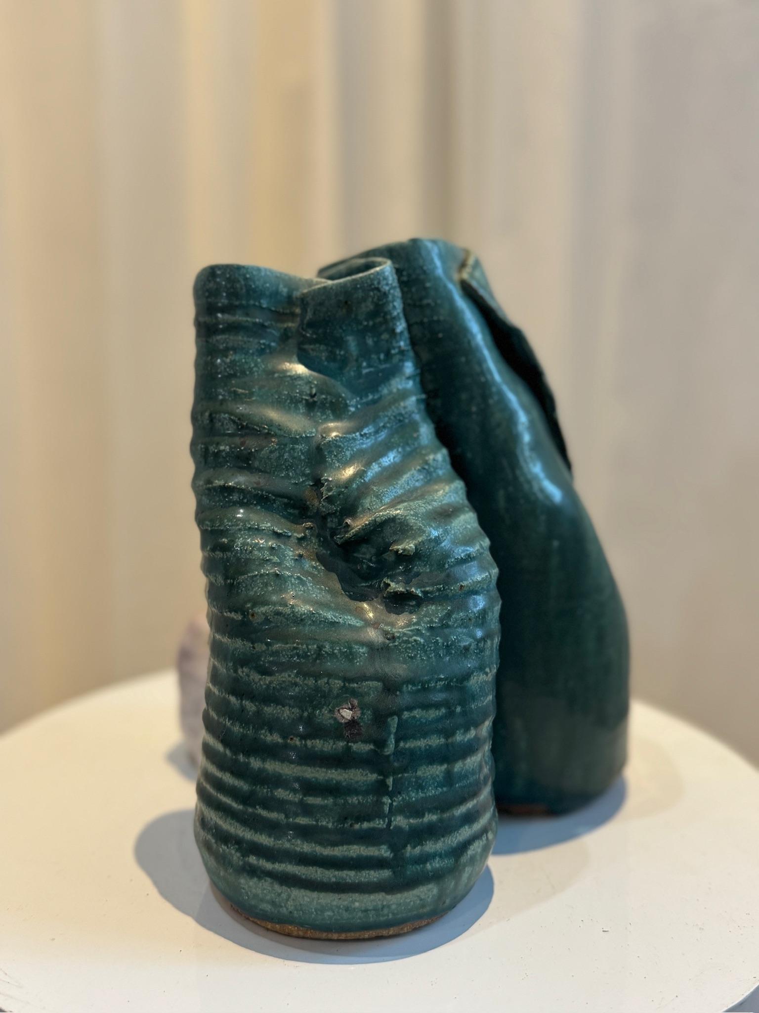 Handcrafted Ceramic Sculpture - Organische abstrakte Form mit Texturkontrast im Zustand „Gut“ im Angebot in West Hollywood, CA