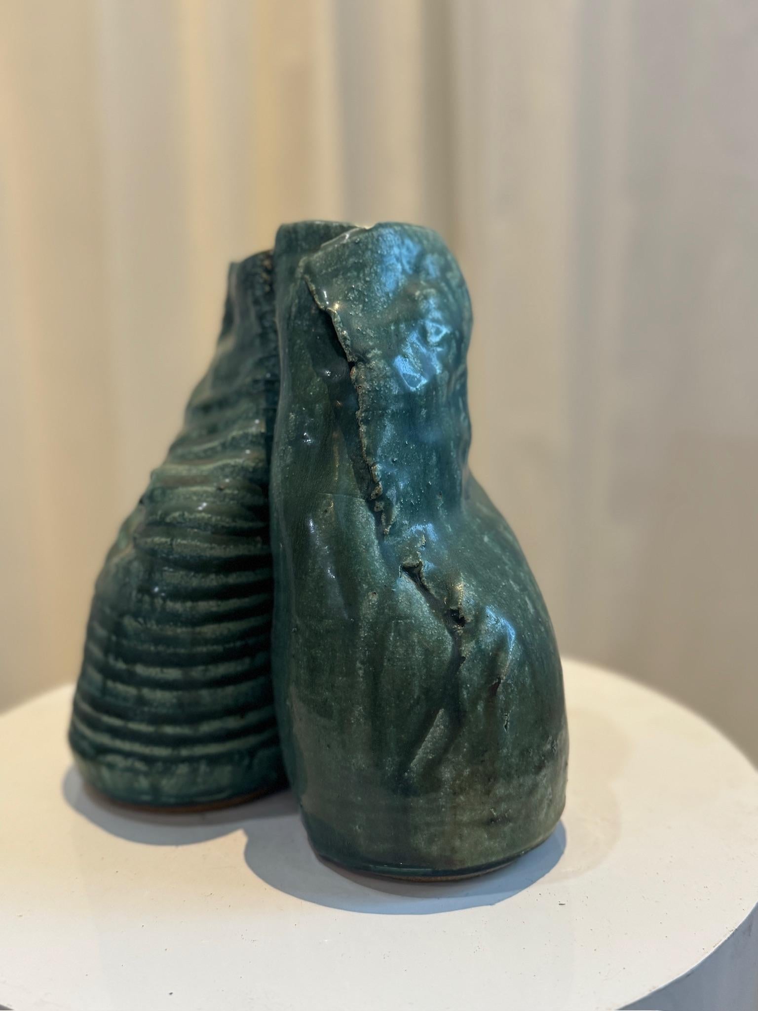 Handcrafted Ceramic Sculpture - Organische abstrakte Form mit Texturkontrast (20. Jahrhundert) im Angebot