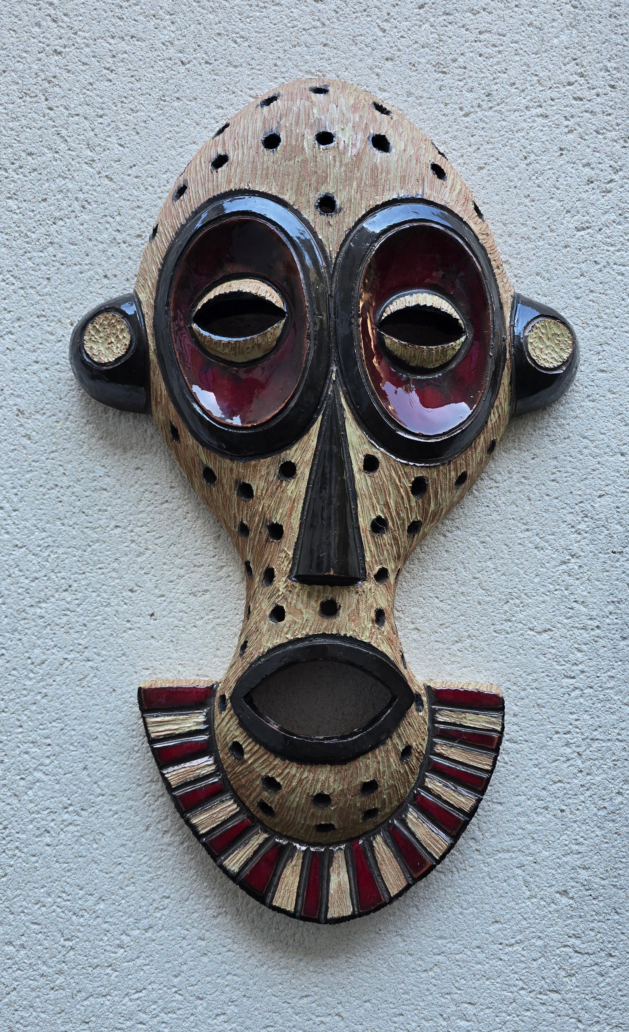 Masque tribal en céramique fabriqué à la main en vente 3